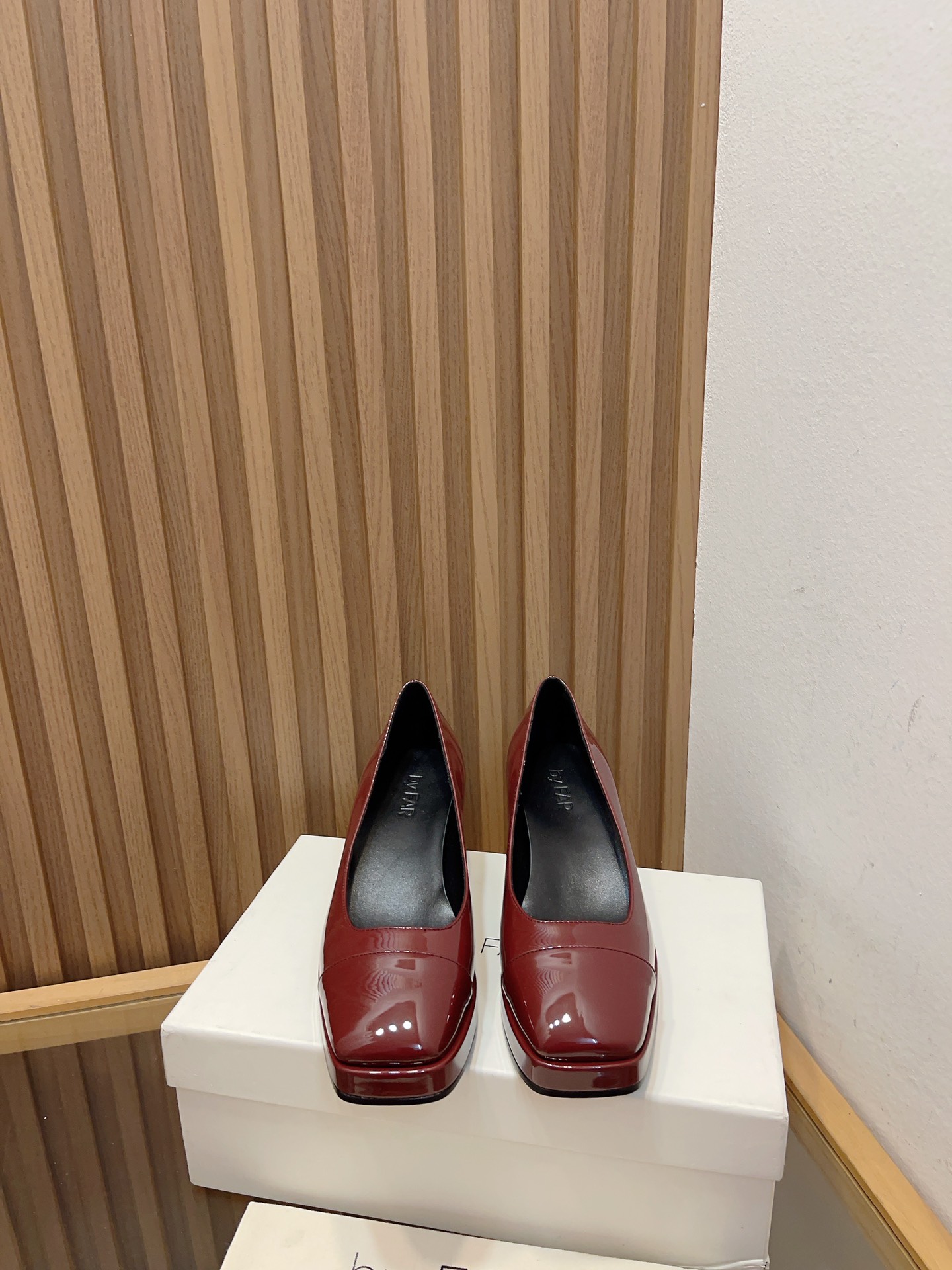 New Coarse Water Table Soles for Spring/Summer: Quality Design with Italian Leather. - 图片 2