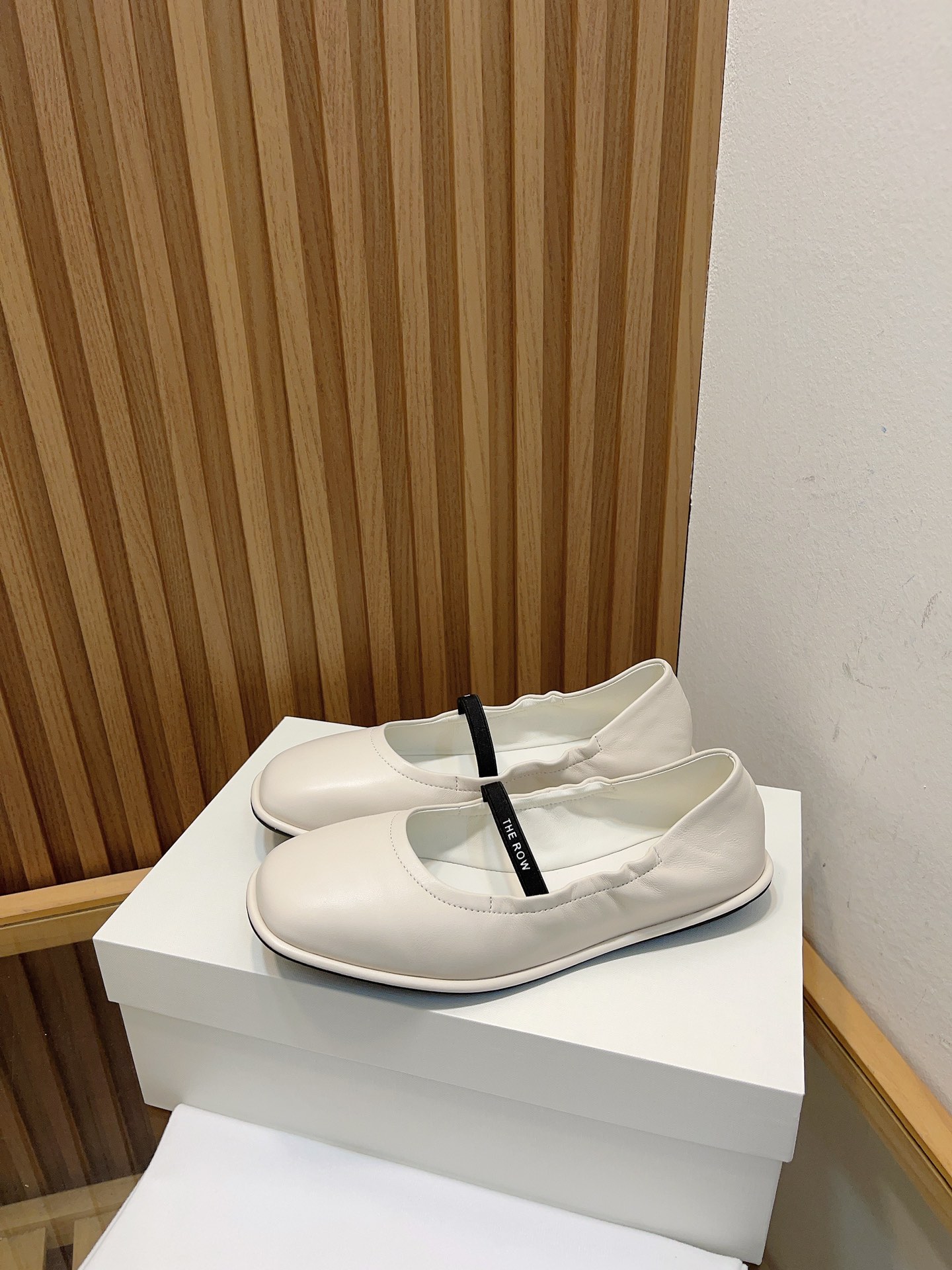 NO:263150,THE ROW 25 early autumn new one-strip elastic grandma shoes. It is a particularly inclusive model for feet. It is a perfect fit and has a unique charm. It is convenient and convenient to wear on the feet, and is very comfortable, and has no problems with daily wear. It is super versatile!  Upper sheepskin inner sheepskin sole original molded rubber outsole size 35/40 (40 custom made without return or exchange), single shoes, sheepskin19860909THE ROW 25早秋新款一字带松紧奶奶鞋 对脚的包容性特别强的一款,把脚型修饰得妥妥的,又不失独特韵味,上脚方便便捷,且非常舒适、日常穿都没有问题的、超级百搭！ 鞋面羊皮 内里羊皮 鞋底原版开模橡胶大底 码数35/40（40定做不退换）,单鞋,sheepskin,Women's Shoes