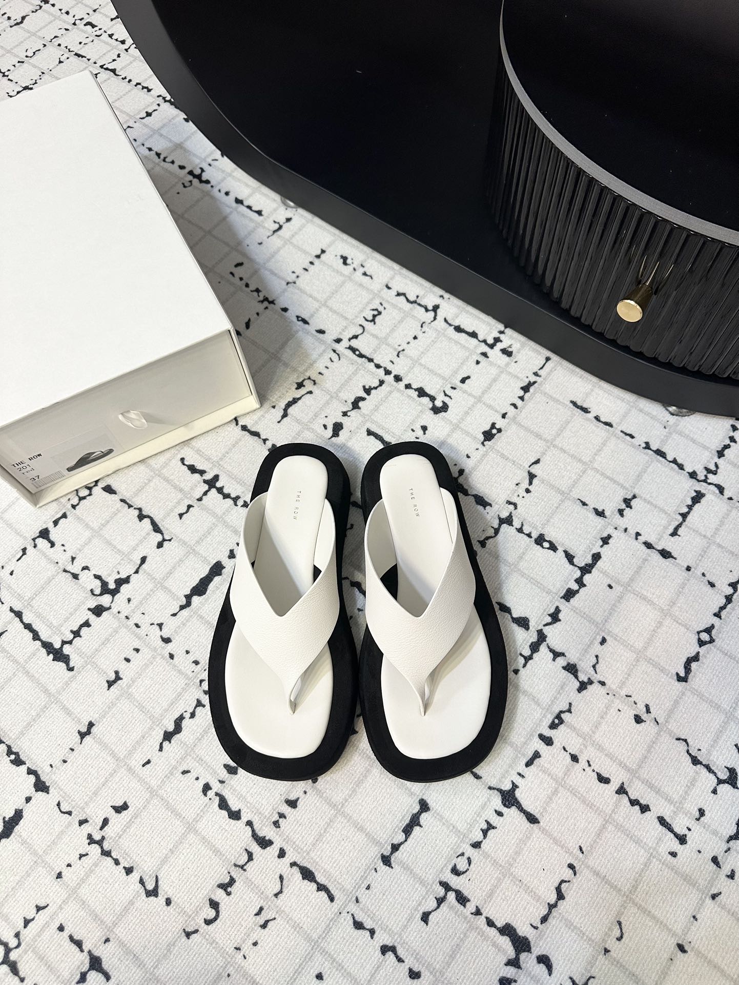 NO:408751,The classic thick-soled clip-toe flip-flops of The row is simply the best choice for summer outfits!  Whether paired with skirts or jeans, you can easily hold it, making you the focus of fashion on the street!  Upper cowhide inner sheepskin full cashmere water-in-packing table original open mold rubber sole large heel height 3cm size 35-39 (40 custom made without return or exchange), split-toe shoes, slippers, skirts, jeans, cowhide, sheepskin19860909The row经典款的厚底夹趾人字拖鞋简直是夏日穿搭的不二选择！无论是搭配裙装还是牛仔裤,都能轻松hold住,让你成为街头的时尚焦点！ 鞋面牛皮 内里羊皮 全羊绒包水台 鞋底原版开模橡大胶底 跟高3cm 码数35-39（40定做不退换）,分趾鞋,slippers,skirts,jeans,cowhide,sheepskin,Women's Shoes