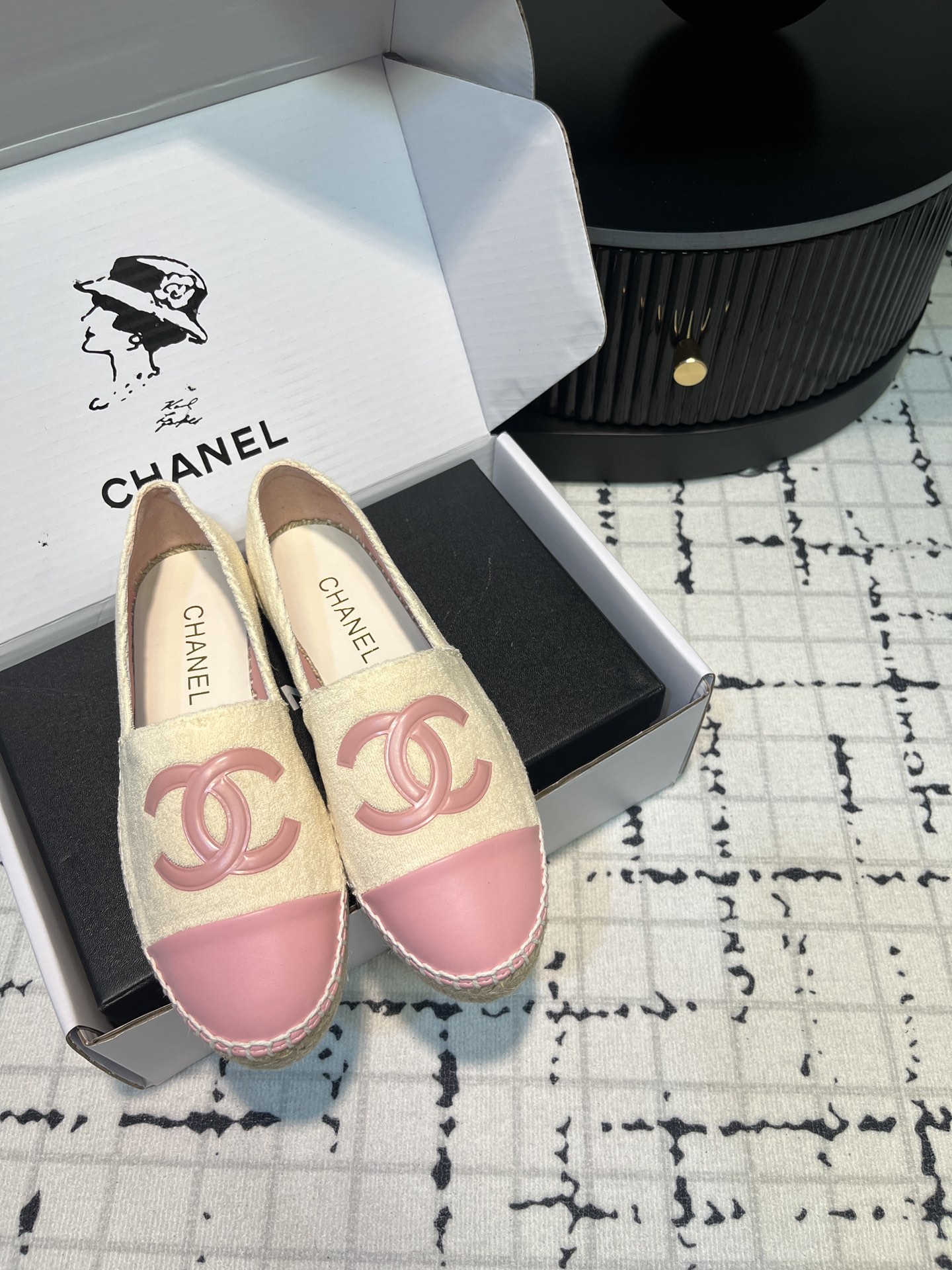 NO:257837,Beige towel spliced ​​pink logo Xiaoxiang fisherman's shoes are the best lazy shoes in history!  New colors will be released every year ~ It will never get tired of wearing every year __ It will never be outdated every year ~ Simple, elegant, generous and full of high-end feeling!  To achieve the feeling of the foot, I have worked a lot on the last and made my feet look very thin and white~~ I am very unlucky when commuting and shopping, and I wear whatever I like, without fear of any dress code!  The most important thing is not to scratch your feet!  No pressure to go shopping!  So comfortable that I don't feel like I'm not wearing shoes!  Every color is super attractive!  Invincible beauty!  All seasons of the year!  Suitable for spring, summer, autumn and winter. Customized fabrics. Original imported towel cloth. Customized inner body. Original ultra-fine, soft sheepskin lining. Exclusive molding and injection molding. Inner A-level imported sheepskin lining, super soft sheep footbed. Packaging global purchasing box   original packaging (tool bag, webbing, camellia) Size 35/42 (34.40.41.42 custom made without return or exchange) Ordinary version. Top version, fisherman's shoes, espadrilles, sheepskin19860909米色毛巾拼接粉色logo 小香渔夫鞋史上最好看的懒人鞋！每年都会出新颜色 ～年年穿不腻__年年永不会过时～简约优雅大方又满满高级感！为达到脚感在楦头上没少下功夫上脚非常显瘦又显白~~通勤逛街都非常不桃场合喜欢怎么穿就怎么穿,无惧任何着装要求！最重要不磨脚！逛街暴走无压力！舒适到感觉没穿鞋一样！每一个颜色都超耐看！无敌美！一年四季！春夏秋冬皆适宜 面料定制原版进口毛巾布 内里定制原版超细腻,柔软羊皮里 大底独家开模、注塑一体 内里 A级进口 绵羊皮内里、超柔软绵羊垫脚 包装全球代购盒 原版包装（手提袋、织带、山茶花） 码数35/42（34.40.41.42定做不退不换） 普通版本 顶级版本,渔夫鞋,espadrilles,sheepskin,Women's Shoes