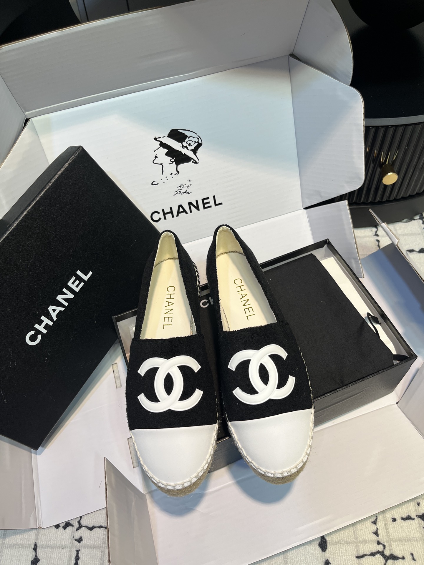 NO:257849,Black towel spliced ​​white logo Xiaoxiang fisherman shoes have the best lazy shoes in history!  New colors will be released every year ~ It will never get tired of wearing every year __ It will never be outdated every year ~ Simple, elegant, generous and full of high-end feeling!  To achieve the feeling of the foot, I have worked a lot on the last and made my feet look very thin and white~~ I am very unlucky when commuting and shopping, and I wear whatever I like, without fear of any dress code!  The most important thing is not to scratch your feet!  No pressure to go shopping!  So comfortable that I don't feel like I'm not wearing shoes!  Every color is super attractive!  Invincible beauty!  All seasons of the year!  Suitable for spring, summer, autumn and winter. Customized fabrics. Original imported towel cloth. Customized inner body. Original ultra-fine, soft sheepskin lining. Exclusive molding and injection molding. Inner A-level imported sheepskin lining, super soft sheep footbed. Packaging global purchasing box   original packaging (tool bag, webbing, camellia) Size 35/42 (34.40.41.42 custom made without return or exchange) Ordinary version. Top version, fisherman's shoes, espadrilles, sheepskin19860909黑色毛巾拼接白色logo 小香渔夫鞋史上最好看的懒人鞋！每年都会出新颜色 ～年年穿不腻__年年永不会过时～简约优雅大方又满满高级感！为达到脚感在楦头上没少下功夫上脚非常显瘦又显白~~通勤逛街都非常不桃场合喜欢怎么穿就怎么穿,无惧任何着装要求！最重要不磨脚！逛街暴走无压力！舒适到感觉没穿鞋一样！每一个颜色都超耐看！无敌美！一年四季！春夏秋冬皆适宜 面料定制原版进口毛巾布 内里定制原版超细腻,柔软羊皮里 大底独家开模、注塑一体 内里 A级进口 绵羊皮内里、超柔软绵羊垫脚 包装全球代购盒 原版包装（手提袋、织带、山茶花） 码数35/42（34.40.41.42定做不退不换） 普通版本 顶级版本,渔夫鞋,espadrilles,sheepskin,Women's Shoes