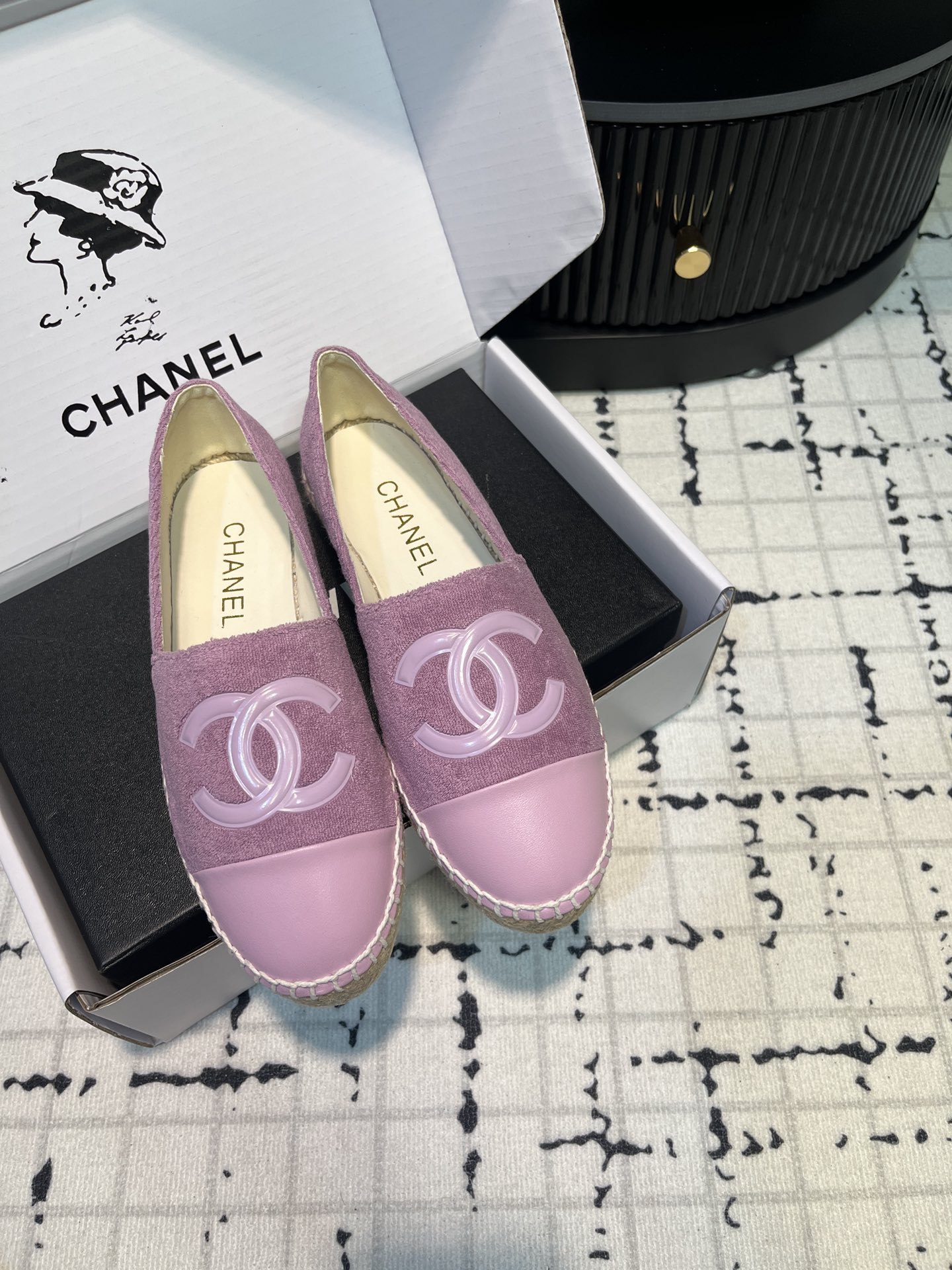 NO:257845,Purple towel spliced ​​with purple high Zhoubo Xiaoxiang fisherman's shoes are the best lazy shoes in history!  New colors will be released every year ~ It will never get tired of wearing every year __ It will never be outdated every year ~ Simple, elegant, generous and full of high-end feeling!  To achieve the feeling of the foot, I have worked a lot on the last and made my feet look very thin and white~~ I am very unlucky when commuting and shopping, and I wear whatever I like, without fear of any dress code!  The most important thing is not to scratch your feet!  No pressure to go shopping!  So comfortable that I don't feel like I'm not wearing shoes!  Every color is super attractive!  Invincible beauty!  All seasons of the year!  Suitable for spring, summer, autumn and winter. Customized fabrics. Original imported towel cloth. Customized inner body. Original ultra-fine, soft sheepskin lining. Exclusive molding and injection molding. Inner A-level imported sheepskin lining, super soft sheep footbed. Packaging global purchasing box   original packaging (tool bag, webbing, camellia) Size 35/42 (34.40.41.42 custom made without return or exchange) Ordinary version. Top version, fisherman's shoes, espadrilles, sheepskin19860909紫色毛巾拼接紫色高周波 小香渔夫鞋史上最好看的懒人鞋！每年都会出新颜色 ～年年穿不腻__年年永不会过时～简约优雅大方又满满高级感！为达到脚感在楦头上没少下功夫上脚非常显瘦又显白~~通勤逛街都非常不桃场合喜欢怎么穿就怎么穿,无惧任何着装要求！最重要不磨脚！逛街暴走无压力！舒适到感觉没穿鞋一样！每一个颜色都超耐看！无敌美！一年四季！春夏秋冬皆适宜 面料定制原版进口毛巾布 内里定制原版超细腻,柔软羊皮里 大底独家开模、注塑一体 内里 A级进口 绵羊皮内里、超柔软绵羊垫脚 包装全球代购盒 原版包装（手提袋、织带、山茶花） 码数35/42（34.40.41.42定做不退不换） 普通版本 顶级版本,渔夫鞋,espadrilles,sheepskin,Women's Shoes