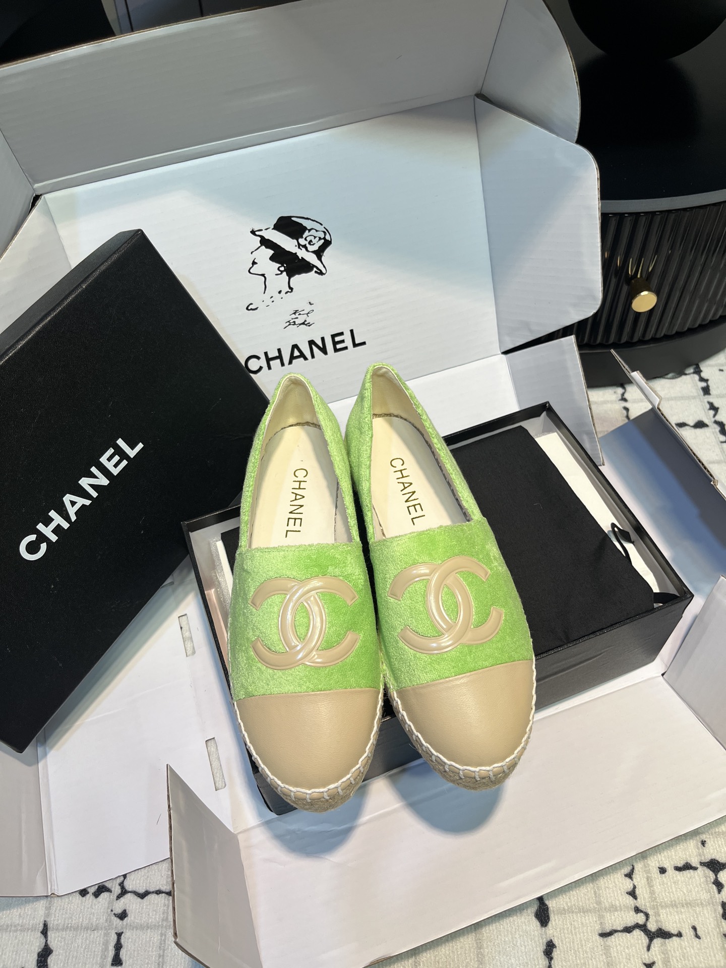 NO:257816,Apple green towel spliced ​​apricot color logo Xiaoxiang fisherman's shoes are the best lazy shoes in history!  New colors will be released every year ~ It will never get tired of wearing every year __ It will never be outdated every year ~ Simple, elegant, generous and full of high-end feeling!  To achieve the feeling of the foot, I have worked a lot on the last and made my feet look very thin and white~~ I am very unlucky when commuting and shopping, and I wear whatever I like, without fear of any dress code!  The most important thing is not to scratch your feet!  No pressure to go shopping!  So comfortable that I don't feel like I'm not wearing shoes!  Every color is super attractive!  Invincible beauty!  All seasons of the year!  Suitable for spring, summer, autumn and winter. Customized fabrics. Original imported towel cloth. Customized inner body. Original ultra-fine, soft sheepskin lining. Exclusive molding and injection molding. Inner A-level imported sheepskin lining, super soft sheep footbed. Packaging global purchasing box   original packaging (tool bag, webbing, camellia) Size 35/42 (34.40.41.42 custom made without return or exchange) Ordinary version. Top version, fisherman's shoes, espadrilles, sheepskin19860909苹果绿毛巾拼接杏色logo 小香渔夫鞋史上最好看的懒人鞋！每年都会出新颜色 ～年年穿不腻__年年永不会过时～简约优雅大方又满满高级感！为达到脚感在楦头上没少下功夫上脚非常显瘦又显白~~通勤逛街都非常不桃场合喜欢怎么穿就怎么穿,无惧任何着装要求！最重要不磨脚！逛街暴走无压力！舒适到感觉没穿鞋一样！每一个颜色都超耐看！无敌美！一年四季！春夏秋冬皆适宜 面料定制原版进口毛巾布 内里定制原版超细腻,柔软羊皮里 大底独家开模、注塑一体 内里 A级进口 绵羊皮内里、超柔软绵羊垫脚 包装全球代购盒 原版包装（手提袋、织带、山茶花） 码数35/42（34.40.41.42定做不退不换） 普通版本 顶级版本,渔夫鞋,espadrilles,sheepskin,Women's Shoes