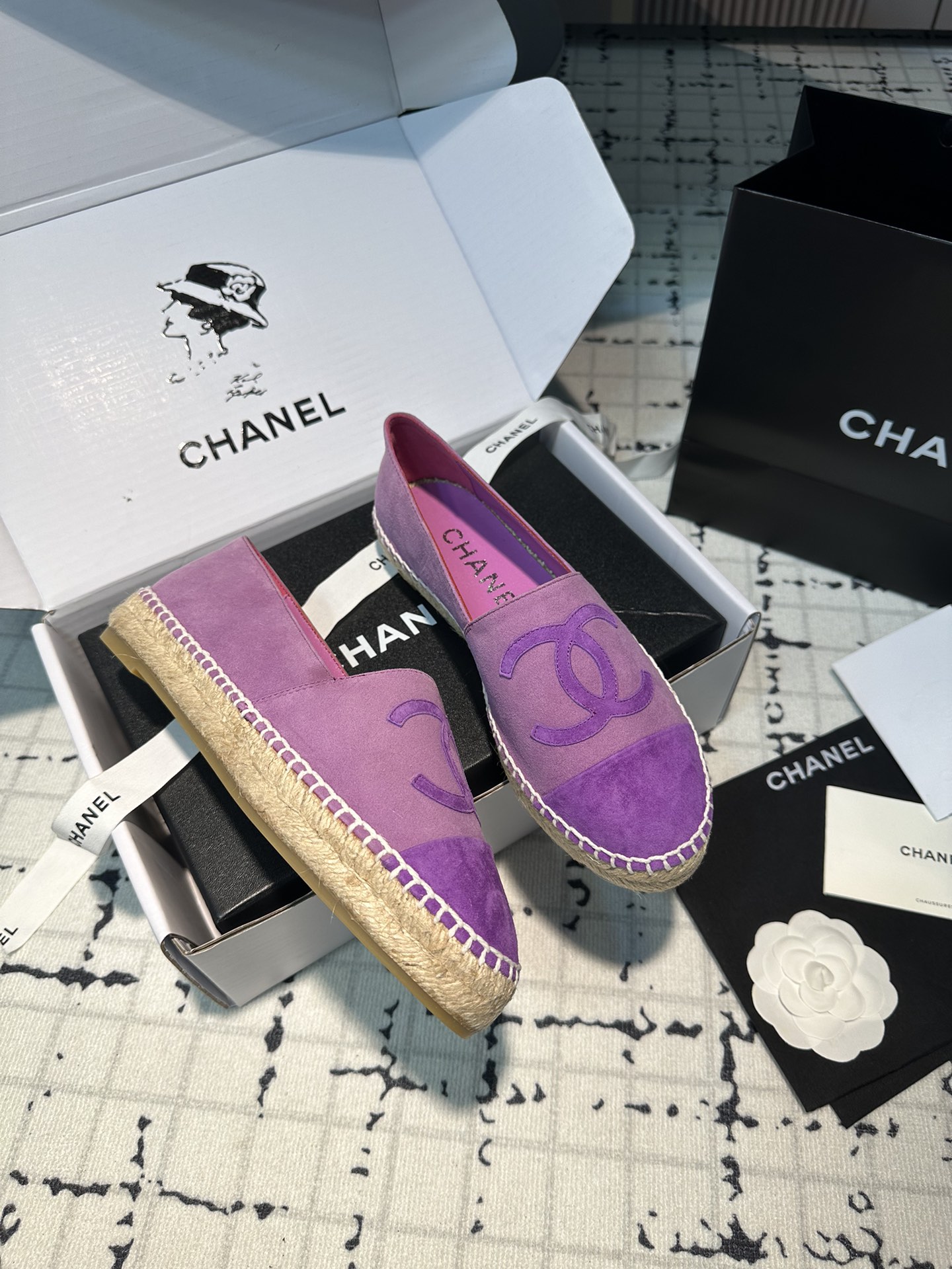 NO:257827,Purple Sheep Clip The best lazy shoes in history in Xiaoxiang Fisherman's shoes!  New colors will be released every year ~ It will never get tired of wearing every year __ It will never be outdated every year ~ Simple, elegant, generous and full of high-end feeling!  To achieve the feeling of the foot, I have worked a lot on the last and made my feet look very thin and white~~ I am very unlucky when commuting and shopping, and I wear whatever I like, without fear of any dress code!  The most important thing is not to scratch your feet!  No pressure to go shopping!  So comfortable that I don't feel like I'm not wearing shoes!  Every color is super attractive!  Invincible beauty!  All seasons of the year!  Suitable for spring, summer, autumn and winter. Customized fabrics, imported delicate sheep tiles. Customized inner lining, super delicate, soft sheep skin. Exclusive molding and injection molding. Inner lining. A-level imported sheep skin inner lining, super soft sheep footbed. Packaging global purchasing box   original packaging (tool bag, webbing, camellia) 35/42 (34.40.41.42 custom made without return or exchange) Ordinary version Top version, fisherman's shoes, espadrilles, sheepskin, sheep19860909紫色羊猄 小香渔夫鞋史上最好看的懒人鞋！每年都会出新颜色 ～年年穿不腻__年年永不会过时～简约优雅大方又满满高级感！为达到脚感在楦头上没少下功夫上脚非常显瘦又显白~~通勤逛街都非常不桃场合喜欢怎么穿就怎么穿,无惧任何着装要求！最重要不磨脚！逛街暴走无压力！舒适到感觉没穿鞋一样！每一个颜色都超耐看！无敌美！一年四季！春夏秋冬皆适宜 面料定制原版进口细腻羊猄 内里定制原版超细腻,柔软羊皮里 大底独家开模、注塑一体 内里 A级进口 绵羊皮内里、超柔软绵羊垫脚 包装全球代购盒 原版包装（手提袋、织带、山茶花） 码数35/42（34.40.41.42定做不退不换） 普通版本 顶级版本,渔夫鞋,espadrilles,sheepskin,sheep,Women's Shoes