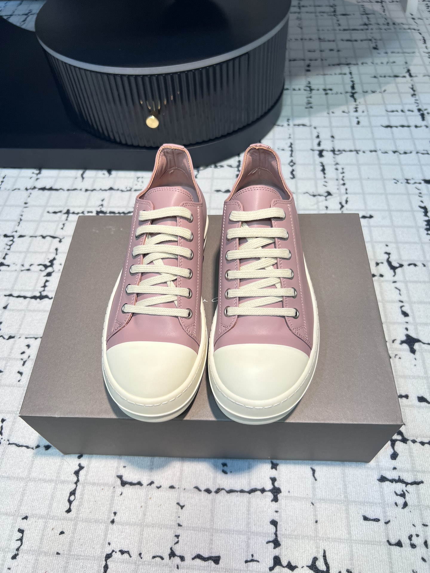 NO:243671,Rick Owens 25ss new couple retro shoe dark series casual sneakers original purchase and development Making goods Master the tacit understanding of fashion, use full grain calfskin, exuding high-end light of quality and unique design. Every inch of calfskin is synonymous with luxury, soft touch and aristocratic atmosphere. This is not only a material, but also a perfect pursuit of fashion taste. Match your trendy outfits to instantly improve the overall quality. Upper imported suede/imported calfskin/original mold opening fabric imported silk sheepskin outsole large sole original mold opening rubber outsole size women's 35/40 (40 custom made without return or exchange) men's 39/46 (45.46 custom made without return or exchange), casual shoes/sports shoes, sneakers, cowhide, sheepskin, chamois  leather19860909Rick Owens欧文斯 25ss 新款情侣款复古板鞋黑暗系 休闲运动鞋 原版购入开发 做货 掌握时尚的默契,采用全粒面小牛皮,散发出品质与独特设计的高级光芒. 每一寸的小牛皮,都是奢华的代名词,触感柔软,充满贵族气息.这不仅仅是一款材质,更是对时尚品位的完美追求. 搭配你的潮流穿搭,瞬间让整体品质提升. 鞋面进口麂皮/进口小牛皮/原版开模布料 内里进口丝绸羊皮 大底原版开模橡胶大底 码数女款35/40（40定做不退不换） 男款39/46（45.46定做不退不换）,休闲鞋/运动鞋,sneakers,cowhide,sheepskin,chamois leather,Women's Shoes