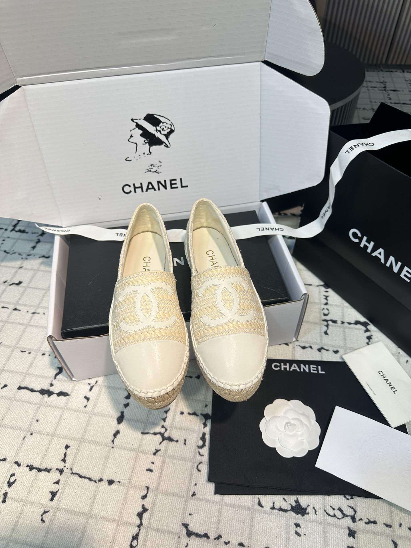 NO:257843,Beige pp grass weaving Xiaoxiang Fisherman's shoes are the best lazy shoes in history!  New colors will be released every year ~ It will never get tired of wearing every year __ It will never be outdated every year ~ Simple, elegant, generous and full of high-end feeling!  To achieve the feeling of the foot, I have worked a lot on the last and made my feet look very thin and white~~ I am very unlucky when commuting and shopping, and I wear whatever I like, without fear of any dress code!  The most important thing is not to scratch your feet!  No pressure to go shopping!  So comfortable that I don't feel like I'm not wearing shoes!  Every color is super attractive!  Invincible beauty!  All seasons of the year!  Suitable for spring, summer, autumn and winter. Customized fabrics, imported pp grass weaving. Customized inner lining is super delicate, soft sheepskin lining. Exclusive molding and injection molding. Inner lining. A-level imported sheepskin lining, super soft sheep footbed. Packaging global purchasing box   original packaging (tool bag, webbing, camellia) 35/42 (34.40.41.42 custom made without return or exchange) Ordinary version Top version, fisherman's shoes, espadrilles, espadrilles, sheepskin19860909米色pp草编织 小香渔夫鞋史上最好看的懒人鞋！每年都会出新颜色 ～年年穿不腻__年年永不会过时～简约优雅大方又满满高级感！为达到脚感在楦头上没少下功夫上脚非常显瘦又显白~~通勤逛街都非常不桃场合喜欢怎么穿就怎么穿,无惧任何着装要求！最重要不磨脚！逛街暴走无压力！舒适到感觉没穿鞋一样！每一个颜色都超耐看！无敌美！一年四季！春夏秋冬皆适宜 面料定制原版进口pp草编织 内里定制原版超细腻,柔软羊皮里 大底独家开模、注塑一体 内里 A级进口 绵羊皮内里、超柔软绵羊垫脚 包装全球代购盒 原版包装（手提袋、织带、山茶花） 码数35/42（34.40.41.42定做不退不换） 普通版本 顶级版本,渔夫鞋,espadrilles,espadrilles,sheepskin,Women's Shoes