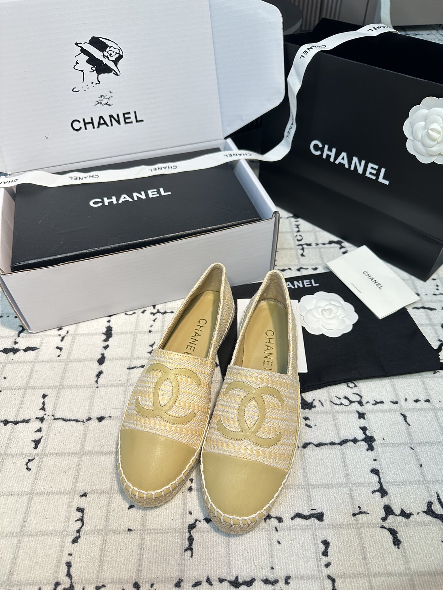 NO:257851,Apricot pp grass weaving Xiaoxiang Fisherman's shoes are the best lazy shoes in history!  New colors will be released every year ~ It will never get tired of wearing every year __ It will never be outdated every year ~ Simple, elegant, generous and full of high-end feeling!  To achieve the feeling of the foot, I have worked a lot on the last and made my feet look very thin and white~~ I am very unlucky when commuting and shopping, and I wear whatever I like, without fear of any dress code!  The most important thing is not to scratch your feet!  No pressure to go shopping!  So comfortable that I don't feel like I'm not wearing shoes!  Every color is super attractive!  Invincible beauty!  All seasons of the year!  Suitable for spring, summer, autumn and winter. Customized fabrics, imported pp grass weaving. Customized inner lining is super delicate, soft sheepskin lining. Exclusive molding and injection molding. Inner lining. A-level imported sheepskin lining, super soft sheep footbed. Packaging global purchasing box   original packaging (tool bag, webbing, camellia) 35/42 (34.40.41.42 custom made without return or exchange) Ordinary version Top version, fisherman's shoes, espadrilles, espadrilles, sheepskin19860909杏色pp草编织 小香渔夫鞋史上最好看的懒人鞋！每年都会出新颜色 ～年年穿不腻__年年永不会过时～简约优雅大方又满满高级感！为达到脚感在楦头上没少下功夫上脚非常显瘦又显白~~通勤逛街都非常不桃场合喜欢怎么穿就怎么穿,无惧任何着装要求！最重要不磨脚！逛街暴走无压力！舒适到感觉没穿鞋一样！每一个颜色都超耐看！无敌美！一年四季！春夏秋冬皆适宜 面料定制原版进口pp草编织 内里定制原版超细腻,柔软羊皮里 大底独家开模、注塑一体 内里 A级进口 绵羊皮内里、超柔软绵羊垫脚 包装全球代购盒 原版包装（手提袋、织带、山茶花） 码数35/42（34.40.41.42定做不退不换） 普通版本 顶级版本,渔夫鞋,espadrilles,espadrilles,sheepskin,Women's Shoes