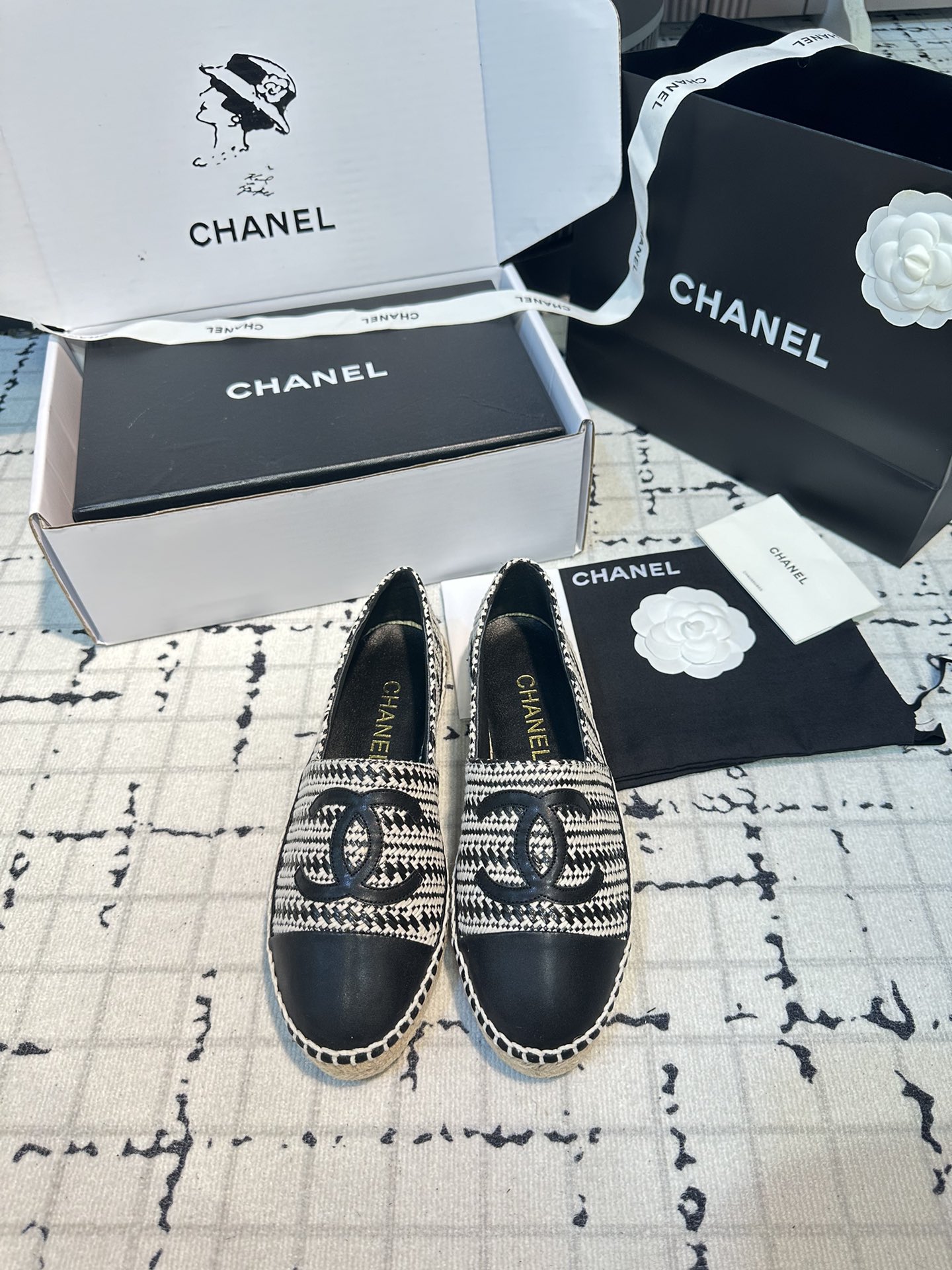 NO:257865,Black pp grass weaving Xiaoxiang Fisherman's shoes are the best lazy shoes in history!  New colors will be released every year ~ It will never get tired of wearing every year __ It will never be outdated every year ~ Simple, elegant, generous and full of high-end feeling!  To achieve the feeling of the foot, I have worked a lot on the last and made my feet look very thin and white~~ I am very unlucky when commuting and shopping, and I wear whatever I like, without fear of any dress code!  The most important thing is not to scratch your feet!  No pressure to go shopping!  So comfortable that I don't feel like I'm not wearing shoes!  Every color is super attractive!  Invincible beauty!  All seasons of the year!  Suitable for spring, summer, autumn and winter. Customized fabrics, imported pp grass weaving. Customized inner lining is super delicate, soft sheepskin lining. Exclusive molding and injection molding. Inner lining. A-level imported sheepskin lining, super soft sheep footbed. Packaging global purchasing box   original packaging (tool bag, webbing, camellia) 35/42 (34.40.41.42 custom made without return or exchange) Ordinary version Top version, fisherman's shoes, espadrilles, espadrilles, sheepskin19860909黑色pp草编织 小香渔夫鞋史上最好看的懒人鞋！每年都会出新颜色 ～年年穿不腻__年年永不会过时～简约优雅大方又满满高级感！为达到脚感在楦头上没少下功夫上脚非常显瘦又显白~~通勤逛街都非常不桃场合喜欢怎么穿就怎么穿,无惧任何着装要求！最重要不磨脚！逛街暴走无压力！舒适到感觉没穿鞋一样！每一个颜色都超耐看！无敌美！一年四季！春夏秋冬皆适宜 面料定制原版进口pp草编织 内里定制原版超细腻,柔软羊皮里 大底独家开模、注塑一体 内里 A级进口 绵羊皮内里、超柔软绵羊垫脚 包装全球代购盒 原版包装（手提袋、织带、山茶花） 码数35/42（34.40.41.42定做不退不换） 普通版本 顶级版本,渔夫鞋,espadrilles,espadrilles,sheepskin,Women's Shoes