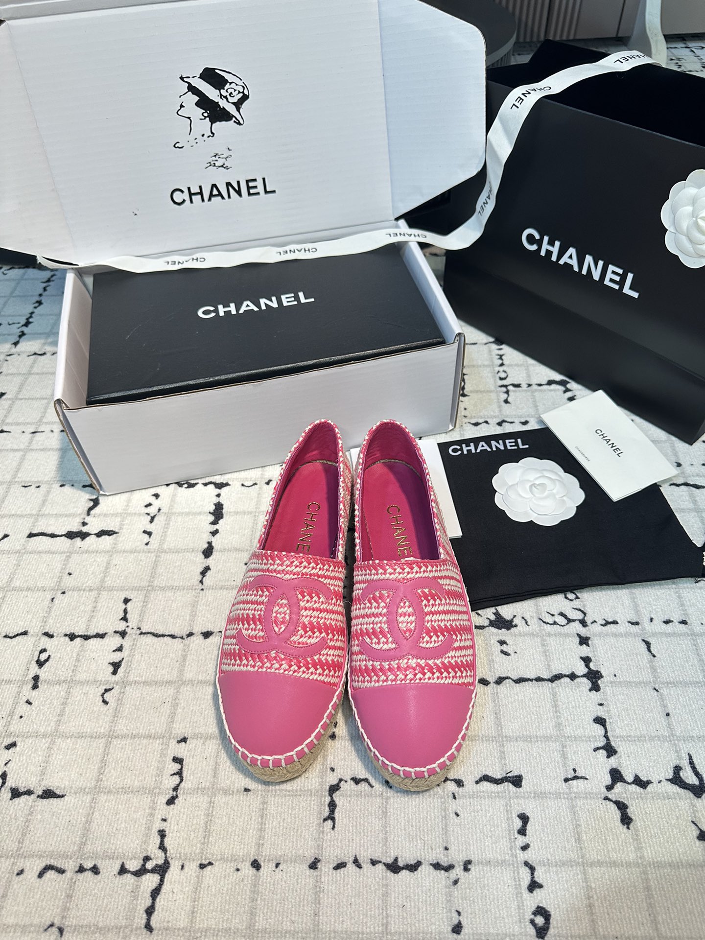 NO:257855,Rose Red PP Grass Weaving Xiaoxiang Fisherman's Shoes The best lazy shoes in history!  New colors will be released every year ~ It will never get tired of wearing every year __ It will never be outdated every year ~ Simple, elegant, generous and full of high-end feeling!  To achieve the feeling of the foot, I have worked a lot on the last and made my feet look very thin and white~~ I am very unlucky when commuting and shopping, and I wear whatever I like, without fear of any dress code!  The most important thing is not to scratch your feet!  No pressure to go shopping!  So comfortable that I don't feel like I'm not wearing shoes!  Every color is super attractive!  Invincible beauty!  All seasons of the year!  Suitable for spring, summer, autumn and winter. Customized fabrics, imported pp grass weaving. Customized inner lining is super delicate, soft sheepskin lining. Exclusive molding and injection molding. Inner lining. A-level imported sheepskin lining, super soft sheep footbed. Packaging global purchasing box   original packaging (tool bag, webbing, camellia) 35/42 (34.40.41.42 custom made without return or exchange) Ordinary version Top version, fisherman's shoes, espadrilles, espadrilles, sheepskin19860909玫红pp草编织 小香渔夫鞋史上最好看的懒人鞋！每年都会出新颜色 ～年年穿不腻__年年永不会过时～简约优雅大方又满满高级感！为达到脚感在楦头上没少下功夫上脚非常显瘦又显白~~通勤逛街都非常不桃场合喜欢怎么穿就怎么穿,无惧任何着装要求！最重要不磨脚！逛街暴走无压力！舒适到感觉没穿鞋一样！每一个颜色都超耐看！无敌美！一年四季！春夏秋冬皆适宜 面料定制原版进口pp草编织 内里定制原版超细腻,柔软羊皮里 大底独家开模、注塑一体 内里 A级进口 绵羊皮内里、超柔软绵羊垫脚 包装全球代购盒 原版包装（手提袋、织带、山茶花） 码数35/42（34.40.41.42定做不退不换） 普通版本 顶级版本,渔夫鞋,espadrilles,espadrilles,sheepskin,Women's Shoes