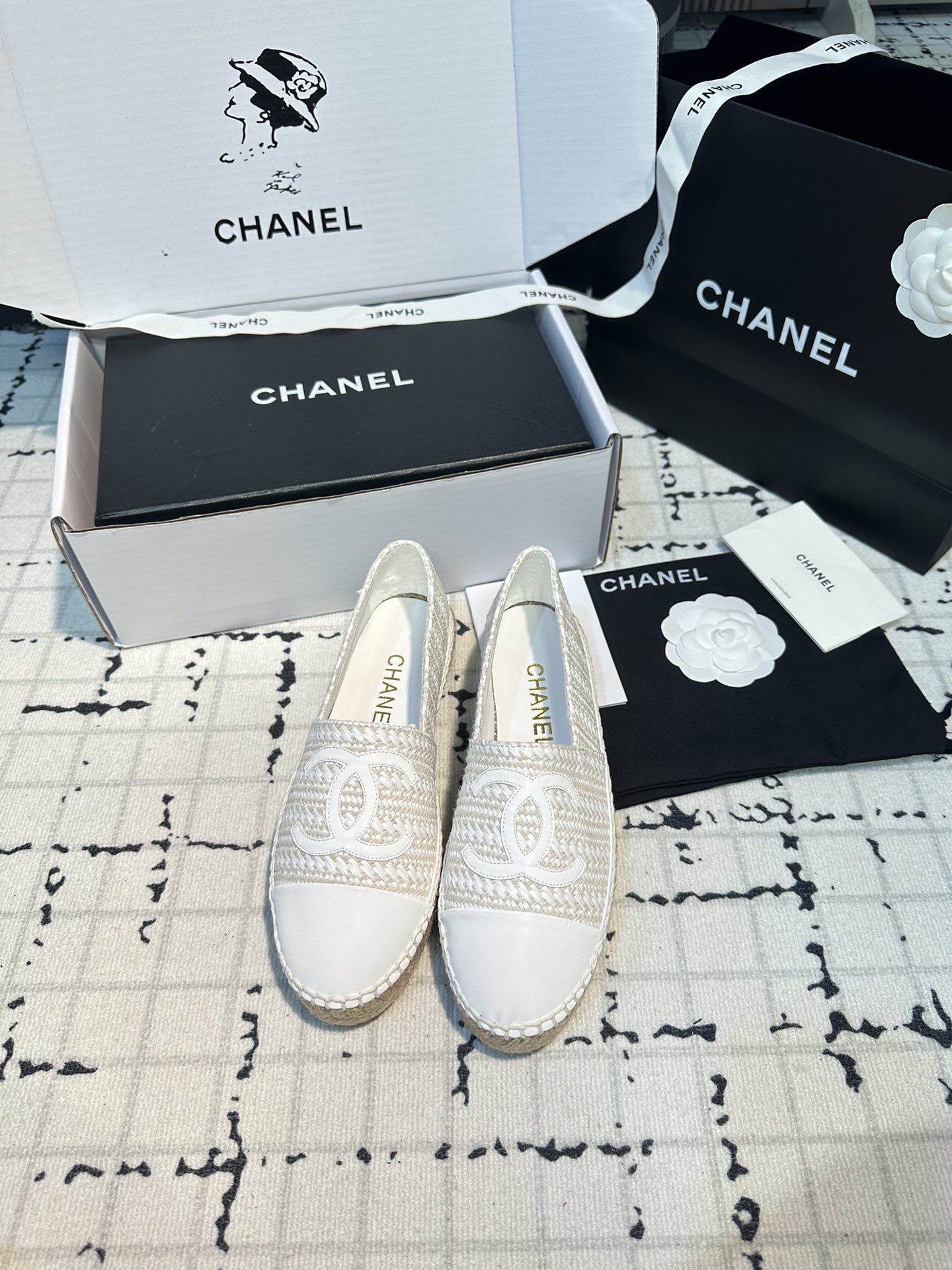 NO:257860,White pp grass weaving Xiaoxiang Fisherman's shoes are the best lazy shoes in history!  New colors will be released every year ~ It will never get tired of wearing every year __ It will never be outdated every year ~ Simple, elegant, generous and full of high-end feeling!  To achieve the feeling of the foot, I have worked a lot on the last and made my feet look very thin and white~~ I am very unlucky when commuting and shopping, and I wear whatever I like, without fear of any dress code!  The most important thing is not to scratch your feet!  No pressure to go shopping!  So comfortable that I don't feel like I'm not wearing shoes!  Every color is super attractive!  Invincible beauty!  All seasons of the year!  Suitable for spring, summer, autumn and winter. Customized fabrics, imported pp grass weaving. Customized inner lining is super delicate, soft sheepskin lining. Exclusive molding and injection molding. Inner lining. A-level imported sheepskin lining, super soft sheep footbed. Packaging global purchasing box   original packaging (tool bag, webbing, camellia) 35/42 (34.40.41.42 custom made without return or exchange) Ordinary version Top version, fisherman's shoes, espadrilles, espadrilles, sheepskin19860909白色pp草编织 小香渔夫鞋史上最好看的懒人鞋！每年都会出新颜色 ～年年穿不腻__年年永不会过时～简约优雅大方又满满高级感！为达到脚感在楦头上没少下功夫上脚非常显瘦又显白~~通勤逛街都非常不桃场合喜欢怎么穿就怎么穿,无惧任何着装要求！最重要不磨脚！逛街暴走无压力！舒适到感觉没穿鞋一样！每一个颜色都超耐看！无敌美！一年四季！春夏秋冬皆适宜 面料定制原版进口pp草编织 内里定制原版超细腻,柔软羊皮里 大底独家开模、注塑一体 内里 A级进口 绵羊皮内里、超柔软绵羊垫脚 包装全球代购盒 原版包装（手提袋、织带、山茶花） 码数35/42（34.40.41.42定做不退不换） 普通版本 顶级版本,渔夫鞋,espadrilles,espadrilles,sheepskin,Women's Shoes