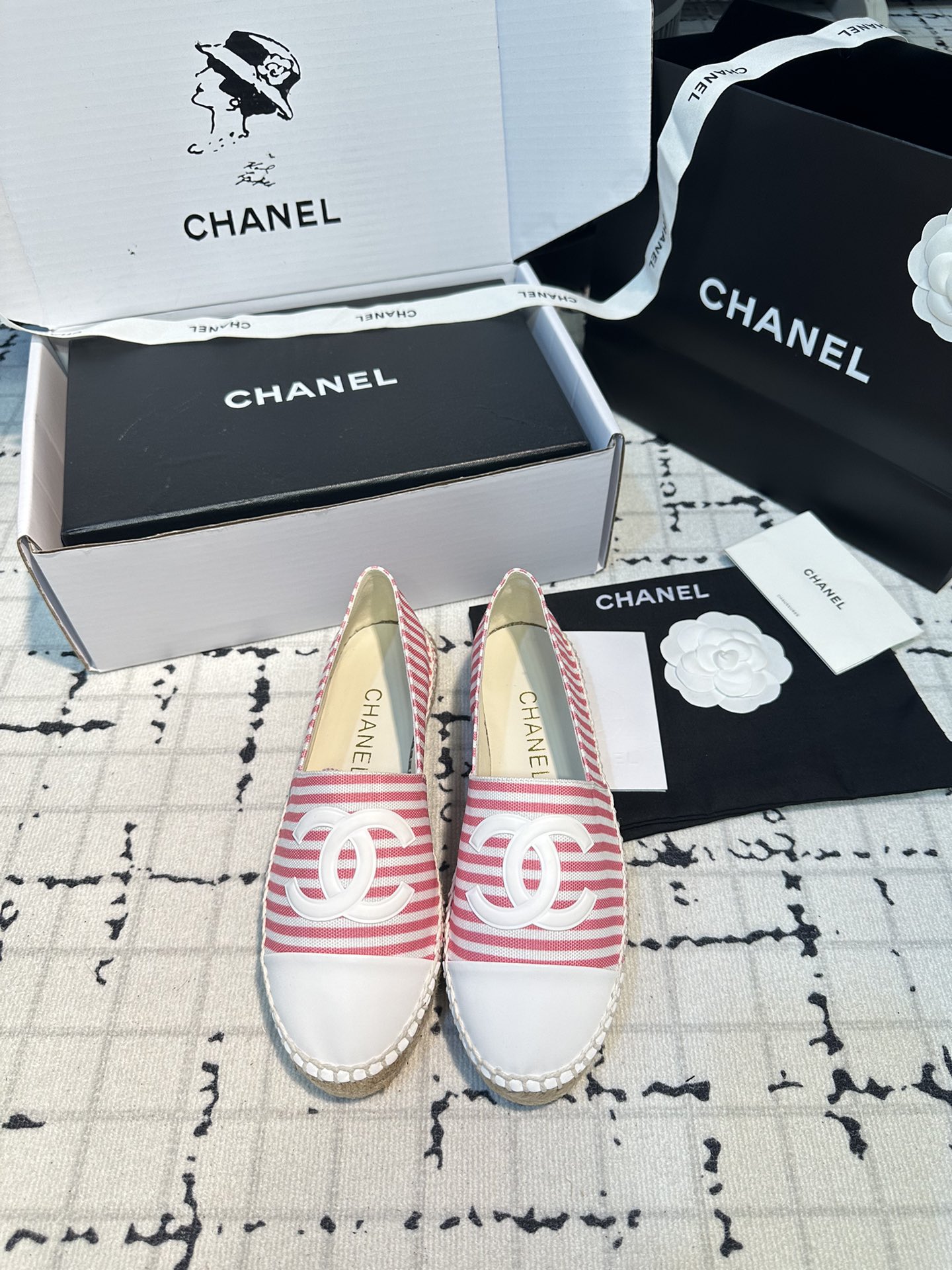 NO:257879,Rose red digital printed stripes The best lazy shoes in history in Xiaoxiang Fisherman's shoes!  New colors will be released every year ~ It will never get tired of wearing every year __ It will never be outdated every year ~ Simple, elegant, generous and full of high-end feeling!  To achieve the feeling of the foot, I have worked a lot on the last and made my feet look very thin and white~~ I am very unlucky when commuting and shopping, and I wear whatever I like, without fear of any dress code!  The most important thing is not to scratch your feet!  No pressure to go shopping!  So comfortable that I don't feel like I'm not wearing shoes!  Every color is super attractive!  Invincible beauty!  All seasons of the year!  Suitable for spring, summer, autumn and winter. Customized original imported digital printing of fabric. Customized original in the inner body is super delicate, soft sheepskin. Exclusive mold opening and injection molding. Inner A-level imported sheepskin inner body, super soft sheep foot pad. Packaging global purchasing box   original packaging (tool bag, webbing, camellia) 35/42 (34.40.41.42 custom made without return or exchange) Normal version Top version, fisherman's shoes, espadrilles, sheepskin19860909玫红色数码印花条纹 小香渔夫鞋史上最好看的懒人鞋！每年都会出新颜色 ～年年穿不腻__年年永不会过时～简约优雅大方又满满高级感！为达到脚感在楦头上没少下功夫上脚非常显瘦又显白~~通勤逛街都非常不桃场合喜欢怎么穿就怎么穿,无惧任何着装要求！最重要不磨脚！逛街暴走无压力！舒适到感觉没穿鞋一样！每一个颜色都超耐看！无敌美！一年四季！春夏秋冬皆适宜 面料定制原版进口数码印花 内里定制原版超细腻,柔软羊皮里 大底独家开模、注塑一体 内里 A级进口 绵羊皮内里、超柔软绵羊垫脚 包装全球代购盒 原版包装（手提袋、织带、山茶花） 码数35/42（34.40.41.42定做不退不换） 普通版本 顶级版本,渔夫鞋,espadrilles,sheepskin,Women's Shoes