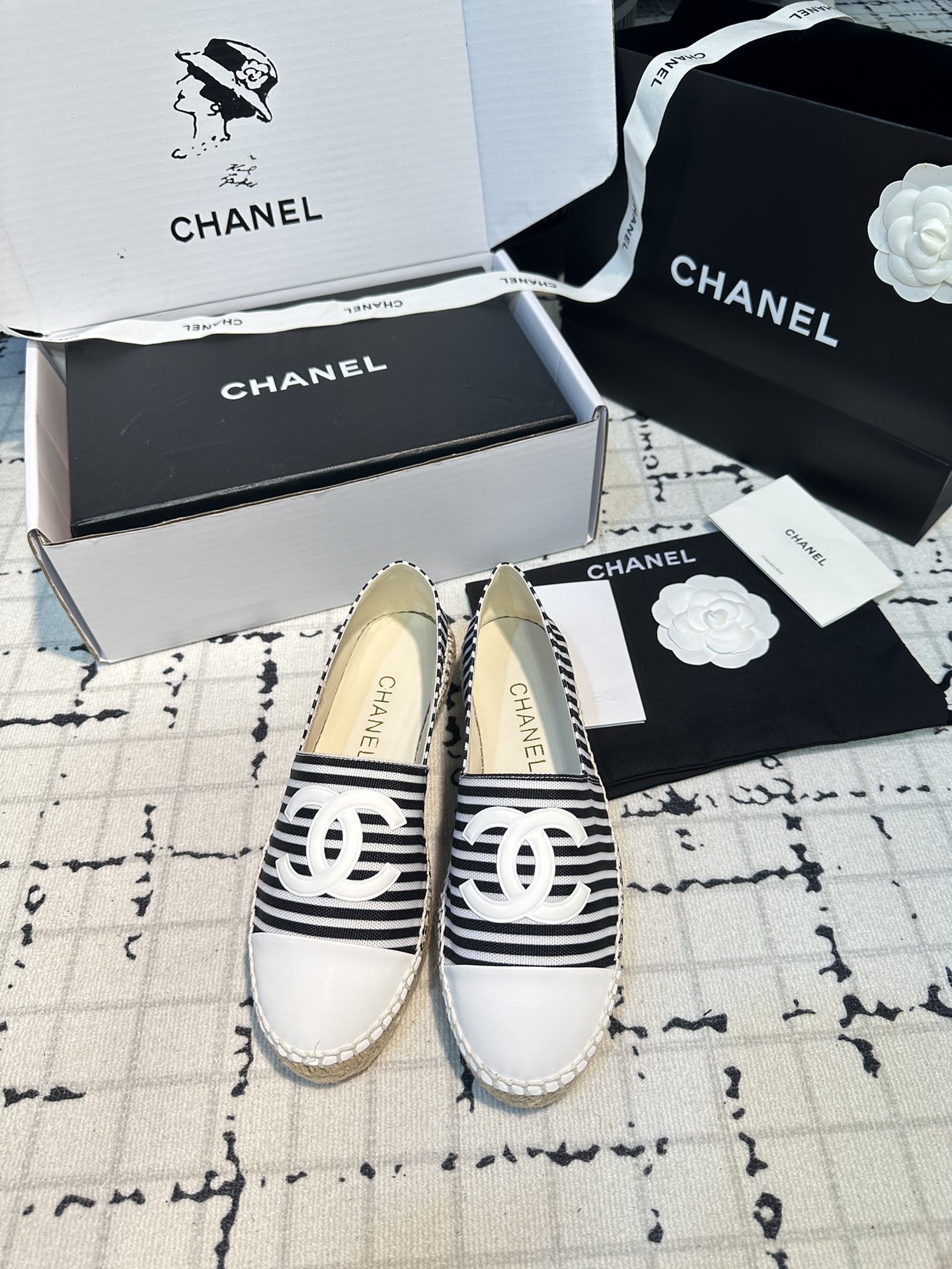 NO:257882,Black digital printed stripes The best lazy shoes in history in Xiaoxiang Fisherman's shoes!  New colors will be released every year ~ It will never get tired of wearing every year __ It will never be outdated every year ~ Simple, elegant, generous and full of high-end feeling!  To achieve the feeling of the foot, I have worked a lot on the last and made my feet look very thin and white~~ I am very unlucky when commuting and shopping, and I wear whatever I like, without fear of any dress code!  The most important thing is not to scratch your feet!  No pressure to go shopping!  So comfortable that I don't feel like I'm not wearing shoes!  Every color is super attractive!  Invincible beauty!  All seasons of the year!  Suitable for spring, summer, autumn and winter. Customized original imported digital printing of fabric. Customized original in the inner body is super delicate, soft sheepskin. Exclusive mold opening and injection molding. Inner A-level imported sheepskin inner body, super soft sheep foot pad. Packaging global purchasing box   original packaging (tool bag, webbing, camellia) 35/42 (34.40.41.42 custom made without return or exchange) Normal version Top version, fisherman's shoes, espadrilles, sheepskin19860909黑色数码印花条纹 小香渔夫鞋史上最好看的懒人鞋！每年都会出新颜色 ～年年穿不腻__年年永不会过时～简约优雅大方又满满高级感！为达到脚感在楦头上没少下功夫上脚非常显瘦又显白~~通勤逛街都非常不桃场合喜欢怎么穿就怎么穿,无惧任何着装要求！最重要不磨脚！逛街暴走无压力！舒适到感觉没穿鞋一样！每一个颜色都超耐看！无敌美！一年四季！春夏秋冬皆适宜 面料定制原版进口数码印花 内里定制原版超细腻,柔软羊皮里 大底独家开模、注塑一体 内里 A级进口 绵羊皮内里、超柔软绵羊垫脚 包装全球代购盒 原版包装（手提袋、织带、山茶花） 码数35/42（34.40.41.42定做不退不换） 普通版本 顶级版本,渔夫鞋,espadrilles,sheepskin,Women's Shoes