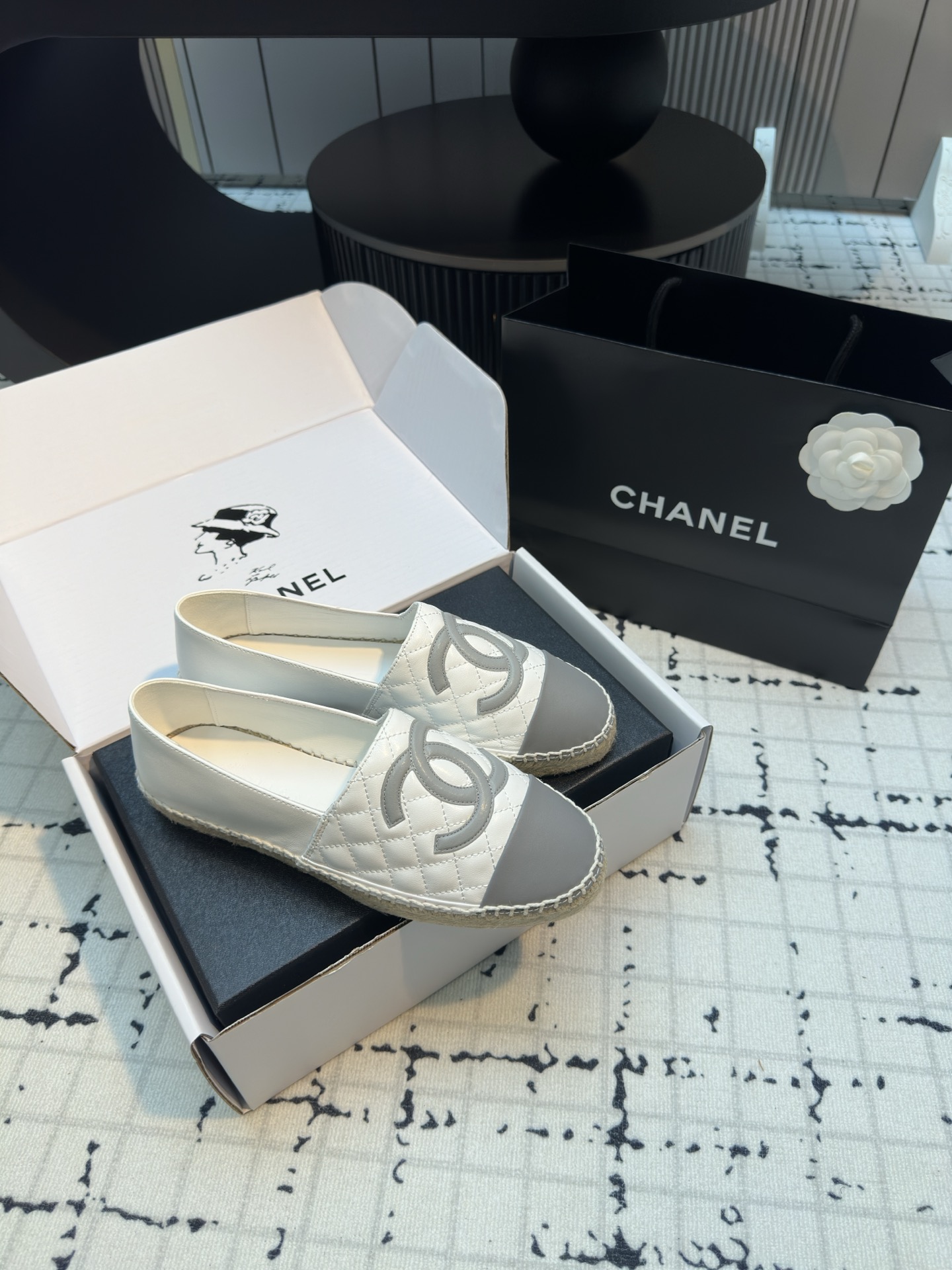 NO:257857,The best lazy shoes in the history of Xiaoxiang Fisherman's shoes!  New colors will be released every year ~ It will never get tired of wearing every year __ It will never be outdated every year ~ Simple, elegant, generous and full of high-end feeling!  To achieve the feeling of the foot, I have worked a lot on the last and made my feet look very thin and white~~ I am very unlucky when commuting and shopping, and I wear whatever I like, without fear of any dress code!  The most important thing is not to scratch your feet!  No pressure to go shopping!  So comfortable that I don't feel like I'm not wearing shoes!  Every color is super attractive!  Invincible beauty!  All seasons of the year!  Suitable for spring, summer, autumn and winter. Customized original imported sheepskin. Customized original inner lining. Exclusive molding and injection molding. Inner lining. Class A imported sheepskin inner lining, super soft sheep footbed. Packaging global purchasing box   original packaging (topper bag, webbing, camellia) 35/42 (34.40.41.42 custom made without return or exchange) Ordinary version Top version, fisherman's shoes, espadrilles, sheepskin19860909小香渔夫鞋史上最好看的懒人鞋！每年都会出新颜色 ～年年穿不腻__年年永不会过时～简约优雅大方又满满高级感！为达到脚感在楦头上没少下功夫上脚非常显瘦又显白~~通勤逛街都非常不桃场合喜欢怎么穿就怎么穿,无惧任何着装要求！最重要不磨脚！逛街暴走无压力！舒适到感觉没穿鞋一样！每一个颜色都超耐看！无敌美！一年四季！春夏秋冬皆适宜 面料定制原版进口羊皮 内里定制原版超细腻,柔软羊皮里 大底独家开模、注塑一体 内里 A级进口 绵羊皮内里、超柔软绵羊垫脚 包装全球代购盒 原版包装（手提袋、织带、山茶花） 码数35/42（34.40.41.42定做不退不换） 普通版本 顶级版本,渔夫鞋,espadrilles,sheepskin,Women's Shoes