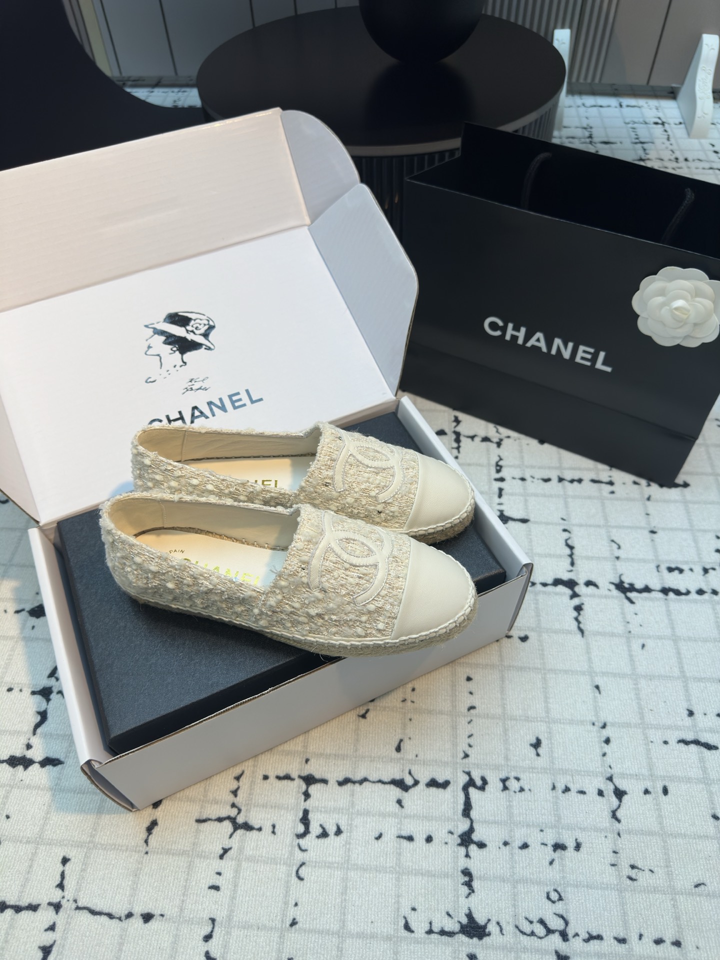 NO:257883,The best lazy shoes in the history of Xiaoxiang Fisherman's shoes!  New colors will be released every year ~ It will never get tired of wearing every year __ It will never be outdated every year ~ Simple, elegant, generous and full of high-end feeling!  To achieve the feeling of the foot, I have worked a lot on the last and made my feet look very thin and white~~ I am very unlucky when commuting and shopping, and I wear whatever I like, without fear of any dress code!  The most important thing is not to scratch your feet!  No pressure to go shopping!  So comfortable that I don't feel like I'm not wearing shoes!  Every color is super attractive!  Invincible beauty!  All seasons of the year!  Suitable for spring, summer, autumn and winter. Customized fabrics are imported from the same version. The inner customization is super delicate, soft sheepskin. Exclusive molding and injection molding are integrated in the outer sole. A-level imported sheepskin inner lining, super soft sheep footbed. Packaging global purchasing box   original packaging (tool bag, webbing, camellia) 35/42 (34.40.41.42 customization is not returned or exchanged) Ordinary version Top version, fisherman's shoes, espadrilles, sheepskin19860909小香渔夫鞋史上最好看的懒人鞋！每年都会出新颜色 ～年年穿不腻__年年永不会过时～简约优雅大方又满满高级感！为达到脚感在楦头上没少下功夫上脚非常显瘦又显白~~通勤逛街都非常不桃场合喜欢怎么穿就怎么穿,无惧任何着装要求！最重要不磨脚！逛街暴走无压力！舒适到感觉没穿鞋一样！每一个颜色都超耐看！无敌美！一年四季！春夏秋冬皆适宜 面料定制原版进口对版呢子毛绒球 内里定制原版超细腻,柔软羊皮里 大底独家开模、注塑一体 内里 A级进口 绵羊皮内里、超柔软绵羊垫脚 包装全球代购盒 原版包装（手提袋、织带、山茶花） 码数35/42（34.40.41.42定做不退不换） 普通版本 顶级版本,渔夫鞋,espadrilles,sheepskin,Women's Shoes