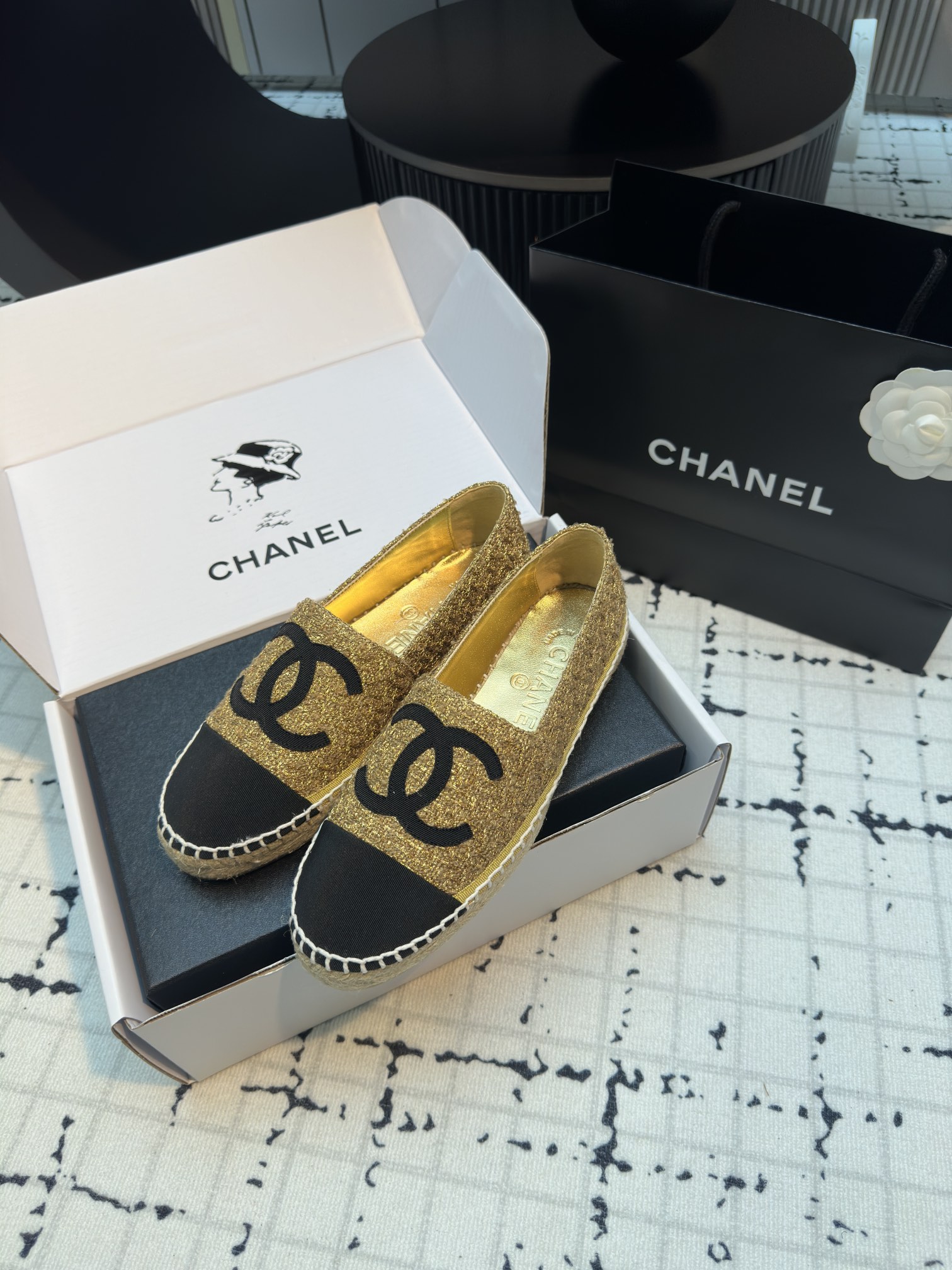 NO:257889,The best lazy shoes in the history of Xiaoxiang Fisherman's shoes!  New colors will be released every year ~ It will never get tired of wearing every year __ It will never be outdated every year ~ Simple, elegant, generous and full of high-end feeling!  To achieve the feeling of the foot, I have worked a lot on the last and made my feet look very thin and white~~ I am very unlucky when commuting and shopping, and I wear whatever I like, without fear of any dress code!  The most important thing is not to scratch your feet!  No pressure to go shopping!  So comfortable that I don't feel like I'm not wearing shoes!  Every color is super attractive!  Invincible beauty!  All seasons of the year!  Suitable for spring, summer, autumn and winter. Customized fabrics are imported special materials (gold knitted). Customized inner lining is super delicate, soft sheepskin lining. Exclusive molding and injection molding. Inner lining. A-level imported sheepskin lining, super soft sheep footbed. Packaging global purchasing box   original packaging (tool bag, webbing, camellia) Size 35/42 (34.40.41.42 custom made without return or exchange) Ordinary version Top version, fisherman's shoes, espadrilles, sheepskin19860909小香渔夫鞋史上最好看的懒人鞋！每年都会出新颜色 ～年年穿不腻__年年永不会过时～简约优雅大方又满满高级感！为达到脚感在楦头上没少下功夫上脚非常显瘦又显白~~通勤逛街都非常不桃场合喜欢怎么穿就怎么穿,无惧任何着装要求！最重要不磨脚！逛街暴走无压力！舒适到感觉没穿鞋一样！每一个颜色都超耐看！无敌美！一年四季！春夏秋冬皆适宜 面料定制原版进口特殊材质（金色编织） 内里定制原版超细腻,柔软羊皮里 大底独家开模、注塑一体 内里 A级进口 绵羊皮内里、超柔软绵羊垫脚 包装全球代购盒 原版包装（手提袋、织带、山茶花） 码数35/42（34.40.41.42定做不退不换） 普通版本 顶级版本,渔夫鞋,espadrilles,sheepskin,Women's Shoes