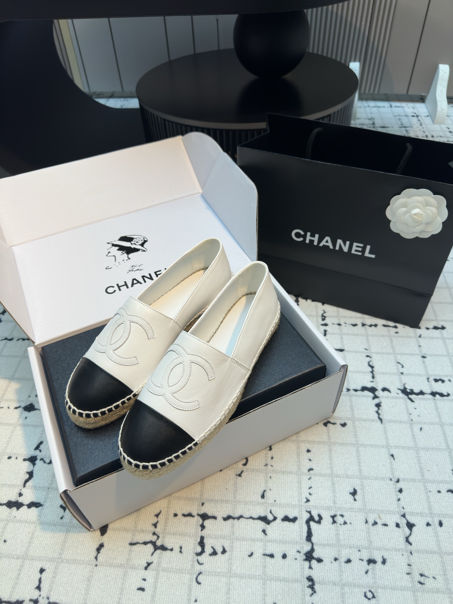 NO:257874,The best lazy shoes in the history of Xiaoxiang Fisherman's shoes!  New colors will be released every year ~ It will never get tired of wearing every year __ It will never be outdated every year ~ Simple, elegant, generous and full of high-end feeling!  To achieve the feeling of the foot, I have worked a lot on the last and made my feet look very thin and white~~ I am very unlucky when commuting and shopping, and I wear whatever I like, without fear of any dress code!  The most important thing is not to scratch your feet!  No pressure to go shopping!  So comfortable that I don't feel like I'm not wearing shoes!  Every color is super attractive!  Invincible beauty!  All seasons of the year!  Suitable for spring, summer, autumn and winter. Customized original imported sheepskin. Customized original inner lining. Exclusive molding and injection molding. Inner lining. Class A imported sheepskin inner lining, super soft sheep footbed. Packaging global purchasing box   original packaging (topper bag, webbing, camellia) 35/42 (34.40.41.42 custom made without return or exchange) Ordinary version Top version, fisherman's shoes, espadrilles, sheepskin19860909小香渔夫鞋史上最好看的懒人鞋！每年都会出新颜色 ～年年穿不腻__年年永不会过时～简约优雅大方又满满高级感！为达到脚感在楦头上没少下功夫上脚非常显瘦又显白~~通勤逛街都非常不桃场合喜欢怎么穿就怎么穿,无惧任何着装要求！最重要不磨脚！逛街暴走无压力！舒适到感觉没穿鞋一样！每一个颜色都超耐看！无敌美！一年四季！春夏秋冬皆适宜 面料定制原版进口羊皮 内里定制原版超细腻,柔软羊皮里 大底独家开模、注塑一体 内里 A级进口 绵羊皮内里、超柔软绵羊垫脚 包装全球代购盒 原版包装（手提袋、织带、山茶花） 码数35/42（34.40.41.42定做不退不换） 普通版本 顶级版本,渔夫鞋,espadrilles,sheepskin,Women's Shoes