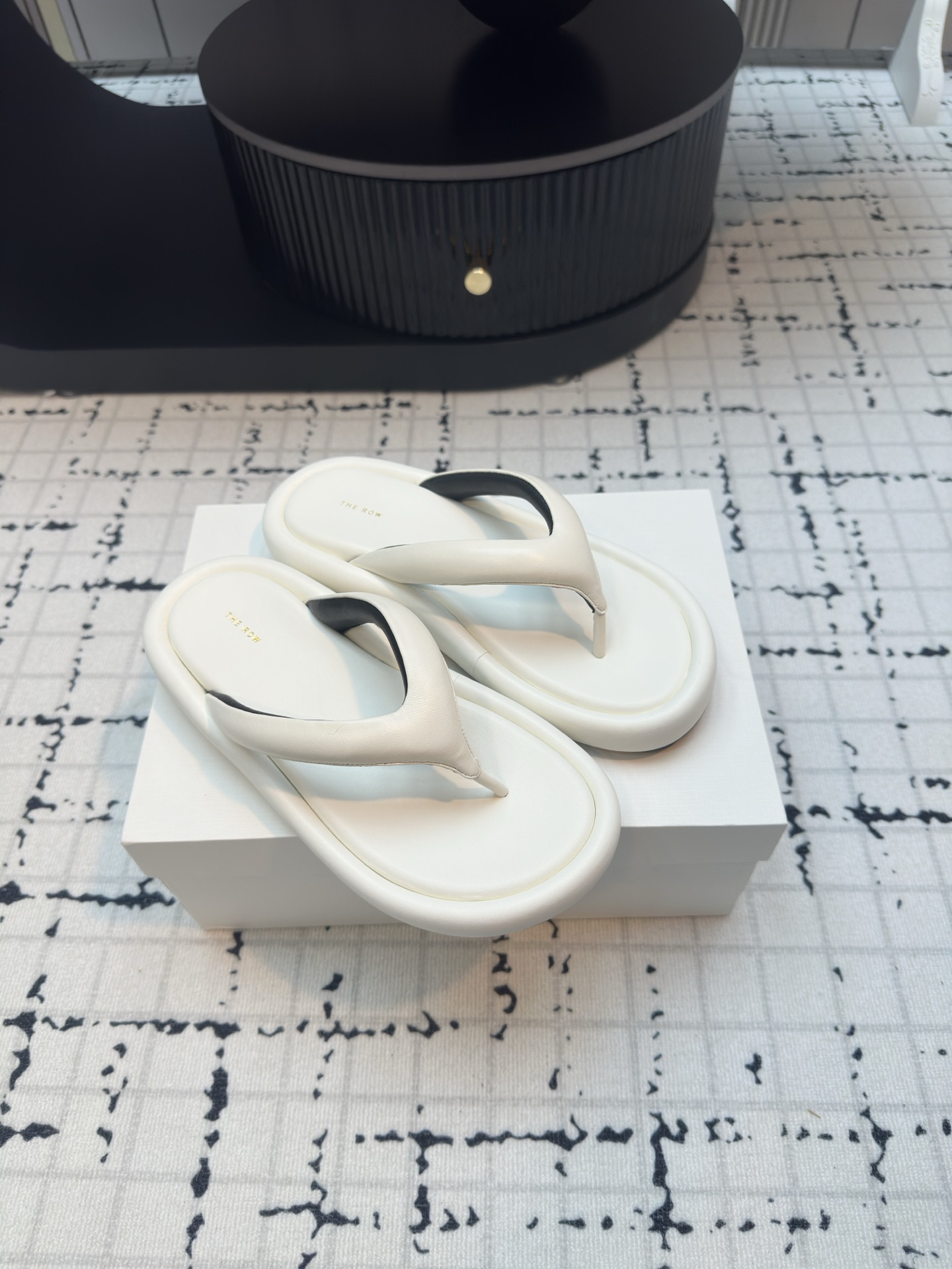 NO:263152,THE ROW 2025 Spring and Summer New Clip-toe Flip-Flops The Row The biggest feature is that it is composed of exquisitely tailored items, combining unique designs that are not outdated and high-quality fabrics. Therefore, The Row brand clothing is very popular among young Americans. Soft soles and mixed sheepskin wrap foam make the surface sole more comfortable. Putting soft foam toes to share the pressure of the instep, without hitting the feet, and it is very soft like stepping on clouds. The flip-flops are soft and can't hit the feet, but the bulging insteps are not thin. It is probably a larger size to wear and more comfortable to wear, and it is more suitable for thin girls. Fabric sheepskin inner sheepskin outsole rubber outsole heel height 3cm size 35/40 (40 custom made without return or exchange), split-toe shoes, sheepskin19860909THE ROW 2025春夏新款夹趾人字拖 The Row 最大的特色是由剪裁考究的单品构成,融合了不会过时的别致设计与优质面料,因此The Row 品牌服装颇受美国年轻人的欢迎.软软鞋底和混种绵羊皮包裹泡棉,让面底都更舒适,置入软泡棉分担脚背压力,穿着不打脚,像踩着云朵一样很柔软. 人字拖夹趾处软绵绵的不会打脚,但是鼓鼓囊囊的脚背不算薄的估计都要选大一点尺码穿着起来更为舒适,更适合瘦脚妹妹. 面料羊皮 内里羊皮 大底橡胶大底 跟高3cm 码数35/40（40定做不退不换）,分趾鞋,sheepskin,Women's Shoes