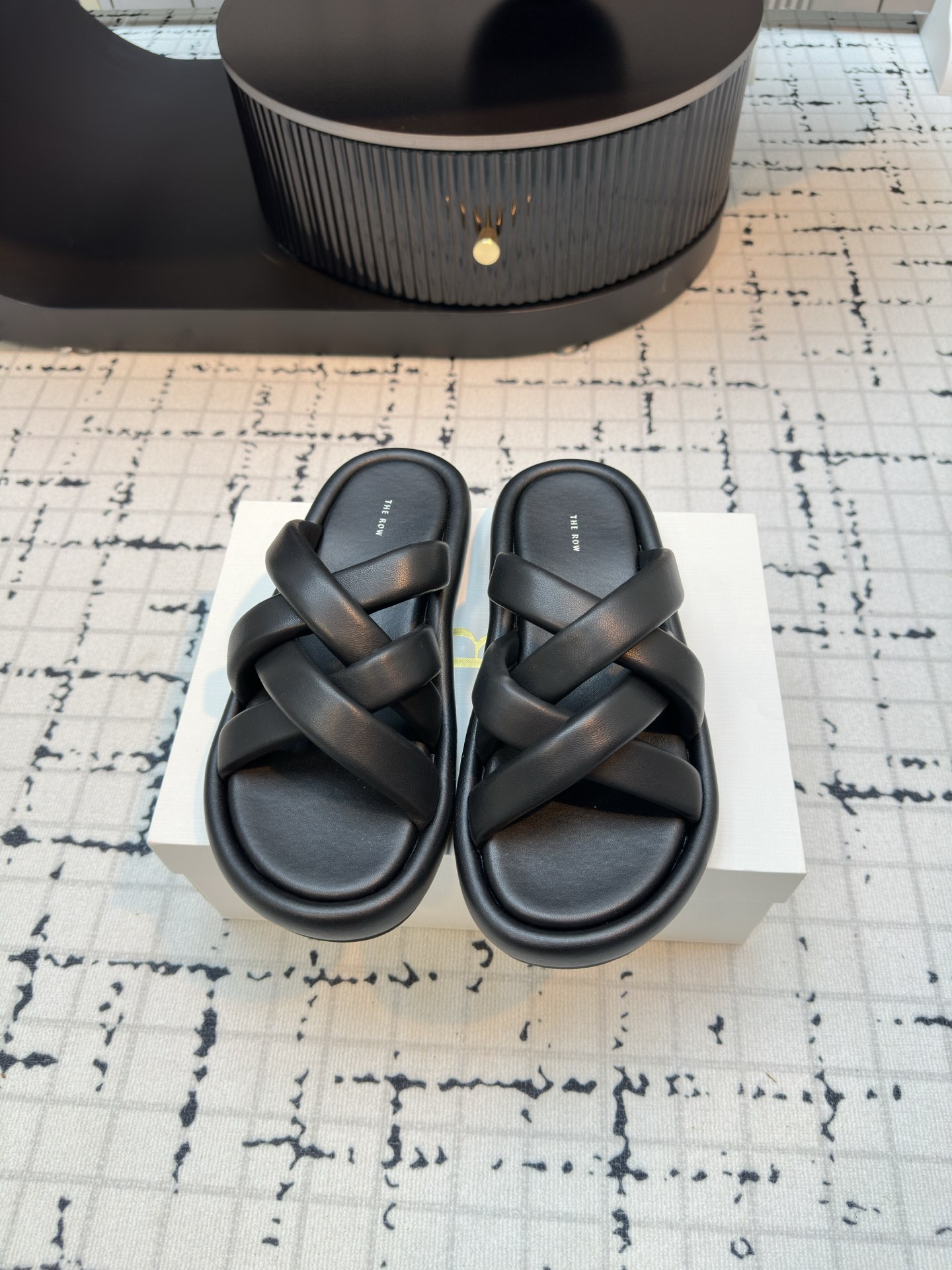 NO:263146,THE ROW 2025 Spring and Summer New Cross Bread Slippers The Row The biggest feature is that it is composed of exquisitely tailored items, combining unique designs that are not outdated and high-quality fabrics. Therefore, The Row brand clothing is very popular among young Americans. Soft soles and mixed sheepskin wrap foam make the sole more comfortable. Putting soft foam toes to share the pressure of the instep, without hitting the feet, and it is very soft like stepping on clouds. The flip-flops are soft to the toes of the flip-flops, but the bulging insteps are probably a larger size and more comfortable to wear, and it is more suitable for thin girls. Fabric sheepskin inner sheepskin outsole rubber outsole heel height 3cm size 35/40 (40 custom made without return or exchange), slippers sandals, sandals, slippers, sheepskin19860909THE ROW 2025春夏新款交叉面包拖鞋 The Row 最大的特色是由剪裁考究的单品构成,融合了不会过时的别致设计与优质面料,因此The Row 品牌服装颇受美国年轻人的欢迎.软软鞋底和混种绵羊皮包裹泡棉,让面底都更舒适,置入软泡棉分担脚背压力,穿着不打脚,像踩着云朵一样很柔软. 人字拖夹趾处软绵绵的不会打脚,但是鼓鼓囊囊的脚背不算薄的估计都要选大一点尺码穿着起来更为舒适,更适合瘦脚妹妹. 面料羊皮 内里羊皮 大底橡胶大底 跟高3cm 码数35/40（40定做不退不换）,拖鞋凉鞋,sandals,slippers,sheepskin,Women's Shoes