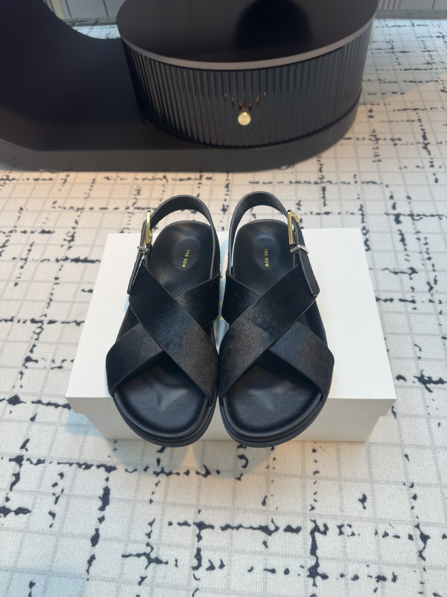 NO:263149,THE ROW New cross-belt sandals in spring and summer. I have to praise the row. It is really a life-long push. Continuing the usual minimalist style. The whole pair of shoes looks full of texture. It seems simple. It is actually difficult to make the craftsman. It is made by a full leather case package. It is made by the master. It is super waste. It is comfortable and soft to wear on the bare feet. It is not worry about the feeling of the feet. It is necessary to wear it. If you don’t wear it, you don’t want to take it off. If you have no wearing experience, you don’t want to take it off. If you have high requirements for the feeling of the feet, you can close your eyes and enter it. The upper top layer cowhide, inner cowhide. Size 35/40 (40 custom made without return or replacement) Glossy, horsehair. Weaving, slippers sandals, sandals, slippers, cowhide19860909THE ROW 春夏新款交叉带凉鞋 不得不夸 the row真的是一生推 延续了一贯极简风格 整双鞋看着质感满满 看似简单其实工艺很难,采用全皮套包制作工艺 老师傅制作,超级废料,上脚裸穿舒适柔软亲肤,脚感方面完全不可担心,好穿是必须的 穿若无穿的上脚体验,穿上就不想脱的款,对脚感要求高的闭眼入它 鞋面头层牛皮 内里牛皮 码数35/40（40定做不退不换） 光面、马毛 编织,拖鞋凉鞋,sandals,slippers,cowhide,Women's Shoes