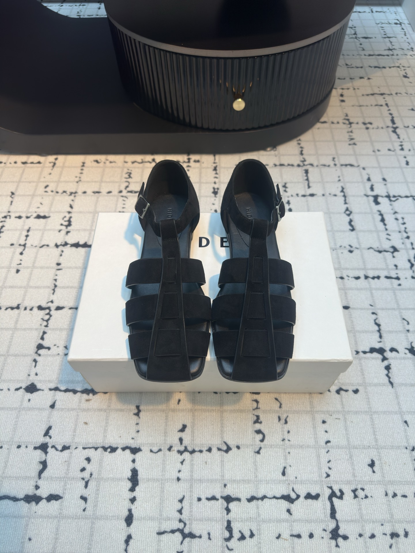 Trendy Crochet Sandals and Roman Strips for Spring and Summer Fashion. - 图片 1