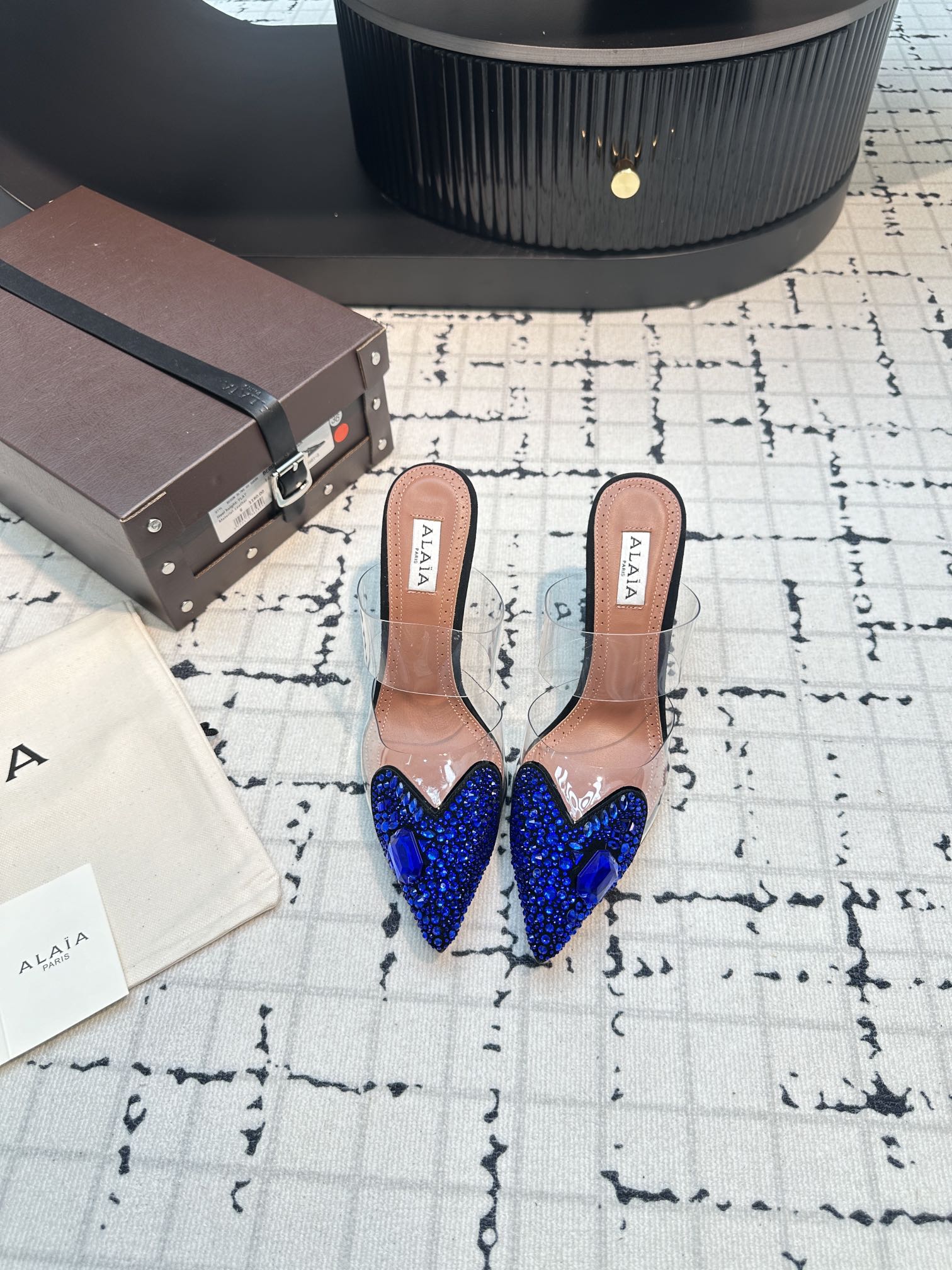 NO:415105,The top version of the new latest hit product, Xiaohongshu, is popular with Alaia High Love, Love and Sandwich series!  'DesignerofDesigners' has influenced the style of many people!  These Alaia design elements are not always appearing on the show stages of major brands. They are super popular and beautiful on their feet. The heart-shaped pattern is paired with glossy painted calfskin, which is exquisite and elegant, and it is fashionable and neat. When worn, it is casual and daily and high-end luxury, and you can control it freely. Feel the sexy power of freedom and stretch!  Elegant temperament, a variety of colors, you can choose from!  It can be pure and elegant or passionate and hot to choose the different colors you want according to different styles. Flat or high heels, royal sister or sweet girl, with versatile styles and freely match. Fabric patent leather, imported film, inner lining. footbed sheepskin heel height 9cm sole imported from Italy injection molded leather sole size 34/42 (34.40.41.42 custom made without return or exchange) Ordinary box Original box, high heels, alaia, sandals, high heels, cowhide, sheepskin19860909顶级版本新款最新爆品小红书火推Alaia High Love爱心细跟凉拖系列！ “DesignerofDesigners”更影响着很多人的风格！这些Alaia的设计元素不是仍不断出现在各大品牌的秀台上、超级火爆,上脚美爆 心形图案搭配光泽感漆面小牛皮,精致优雅的同时还具有时髦利落,穿上它休闲日常与高级奢华驾驭自如. 感受自由舒展的性感力量！优雅气质,多种颜色,任你选择！可以是纯洁素雅也可以是热情火辣根据不同风格选择你想要的不同的颜色 平底或高跟,御姐或甜妹,风格百变,肆意搭配. 面料漆皮,进口胶片 内里.垫脚羊皮里 跟高9cm 鞋底意大利进口注塑真皮底 码数34/42（34.40.41.42定做不退不换） 普通盒 原版盒,高跟鞋凉鞋,alaia,sandals,high heels,cowhide,sheepskin,Women's Shoes