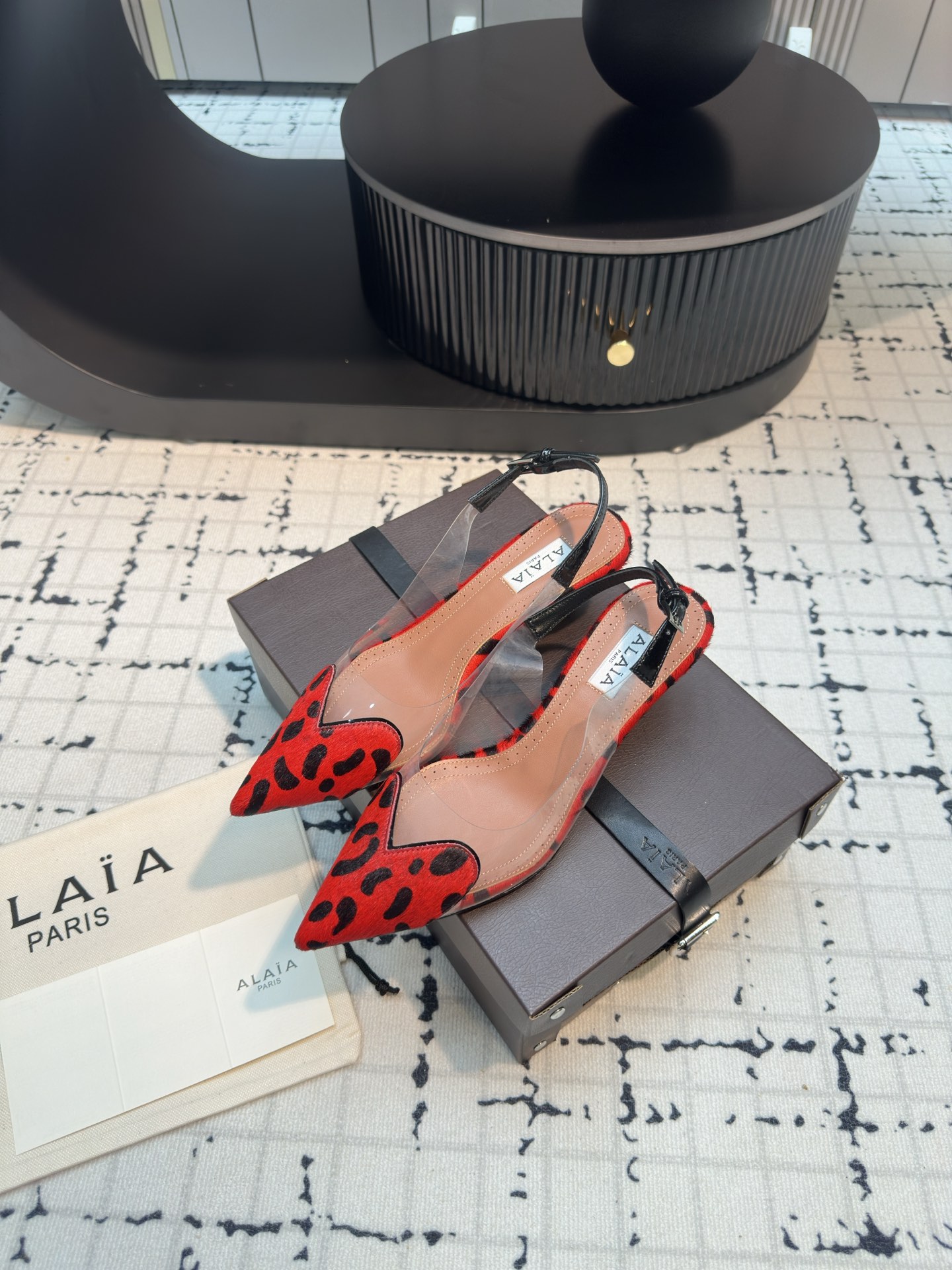 NO:415145,The top version of the new latest hit product, Xiaohongshu, is popular with Alaia High Love, Love and Sandwich series!  'DesignerofDesigners' has influenced the style of many people!  These Alaia design elements are not always appearing on the show stages of major brands. They are super popular and beautiful on their feet. The heart-shaped pattern is paired with glossy painted calfskin, which is exquisite and elegant, and it is fashionable and neat. When worn, it is casual and daily and high-end luxury, and you can control it freely. Feel the sexy power of freedom and stretch!  Elegant temperament, a variety of colors, you can choose from!  It can be pure and elegant or passionate and hot to choose the different colors you want according to different styles. Flat or high heels, royal sister or sweet girl, with versatile styles and freely match. Fabric patent leather, imported film, inner lining. Foot pad sheepskin sole imported from Italy, injection molded leather sole, heel height 5cm, size 34/42 (34.40.41.42 custom made without return or exchange) Ordinary box Original box, high heels, sandals, alaia, sandals, high heels, cowhide, sheepskin19860909顶级版本新款最新爆品小红书火推Alaia High Love爱心细跟凉拖系列！ “DesignerofDesigners”更影响着很多人的风格！这些Alaia的设计元素不是仍不断出现在各大品牌的秀台上、超级火爆,上脚美爆 心形图案搭配光泽感漆面小牛皮,精致优雅的同时还具有时髦利落,穿上它休闲日常与高级奢华驾驭自如. 感受自由舒展的性感力量！优雅气质,多种颜色,任你选择！可以是纯洁素雅也可以是热情火辣根据不同风格选择你想要的不同的颜色 平底或高跟,御姐或甜妹,风格百变,肆意搭配. 面料漆皮,进口胶片 内里.垫脚羊皮里 鞋底意大利进口注塑真皮底 跟高5cm 码数34/42（34.40.41.42定做不退不换） 普通盒 原版盒,高跟鞋凉鞋,alaia,sandals,high heels,cowhide,sheepskin,Women's Shoes