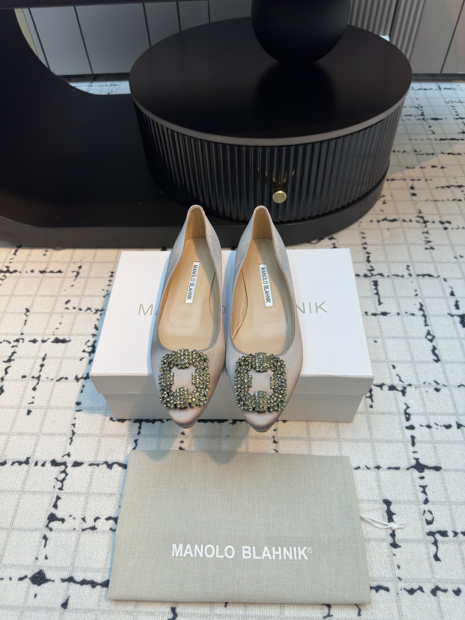 NO:465119,Manolo Blahnik Yongjing Heng classic snowflake diamond buckle silk high heels!  One of the first choices for wedding shoes!  All kinds of banquets will never go wrong, and you will be very happy!  A must-have pair of shoes for Manolo Blanik!  Women are the queen. The shoes of women are the 'noble' among high heels. They are called the king of shoes. They are like a nobleman, elegant, classical and perfect, and seem to have a sense of nobility in their bones. Their ace high heels are the Manolo Blahnik Hangisi, known as 'dream'. They also have the reputation of wedding shoes. When they get married, the eye-catching effect can not only make the bride stand out from all sides, but also be comfortable to wear. Hangisi, marked by the luxurious crystal square buckle on the tip of the shoe, the leather is the most comfortable goatskin in the shoes, which is soft and not polished. The heel is not put into the iron core like traditional high heels, which weakens the pain of a woman's heels, and still maintains the center of gravity. In addition, the royal blue silk satin upper and the streamlined design further highlight the elegance and elegance of a woman!  Size 34/42 (34.40.41.42 Customized, no return or exchange), single shoes, manolo blahnik, high heels, sheepskin, real silk19860909Manolo Blahnik永经恒典款雪花钻扣真丝高跟鞋！ 婚鞋首选之一！各种宴会永不出错,轻松出彩！ Manolo Blanik 必有的一双鞋！女人就是女王 MB 的鞋是高跟鞋中的“贵族”,被人们称为鞋王,像一个贵族,高雅大方、古典完美,好像骨子里都透出一股高贵.它们家的王牌高跟鞋莫过于这双有“梦幻”之称的Manolo Blahnik Hangisi. 它又有婚礼鞋的美誉,穿它结婚,足有点睛的效果既能让新娘艳压四方,又要穿的舒服. 以鞋尖上的奢华水晶方扣为标志的Hangisi,皮料是鞋类最舒适的山羊皮,柔软不磨脚.鞋跟并没有像传统高跟鞋那样放进铁芯支撑,弱化女人脚跟的疼痛感,还依旧保持重心稳定,再加上宝蓝色的真丝缎鞋面,流线型设计,更加衬托出女人的优雅大方！ 码数34/42（34.40.41.42定做不退不换）,单鞋,manolo blahnik,high heels,sheepskin,real silk,Women's Shoes