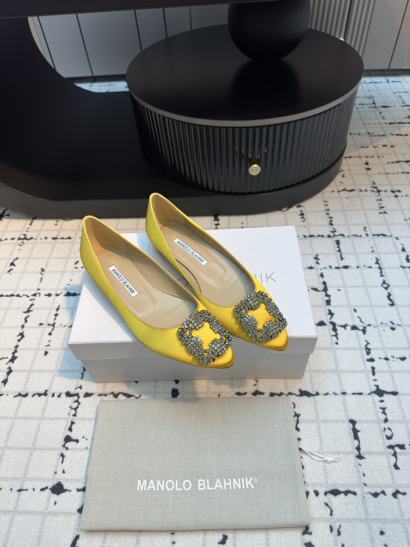 Manolo Blahnik: Custom Silk Shoes with Quality and Precision - 图片 2
