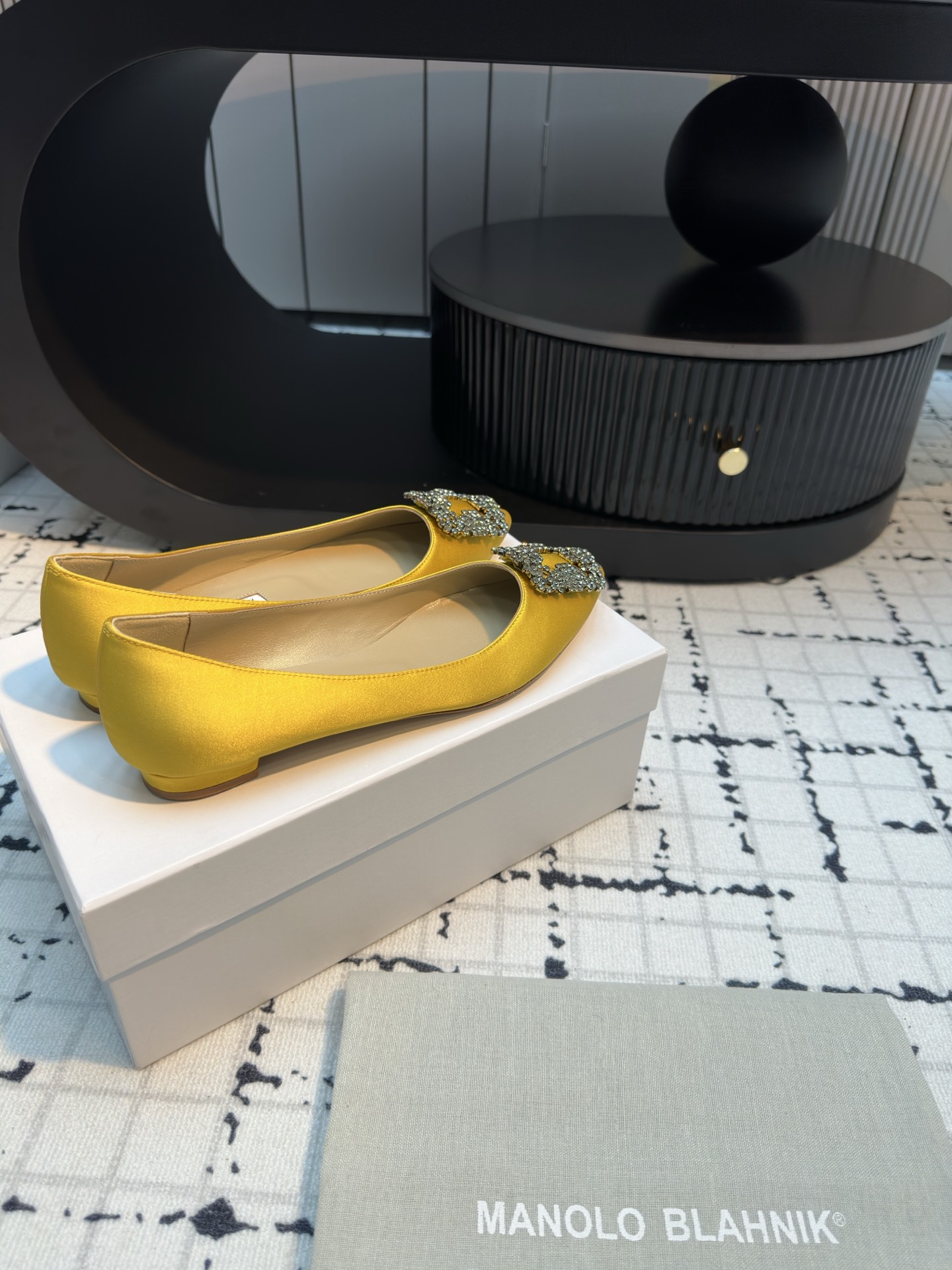 Manolo Blahnik: Custom Silk Shoes with Quality and Precision - 图片 5