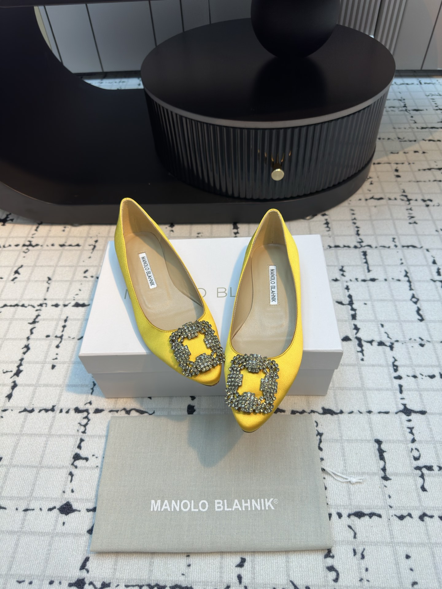 Manolo Blahnik: Custom Silk Shoes with Quality and Precision - 图片 4