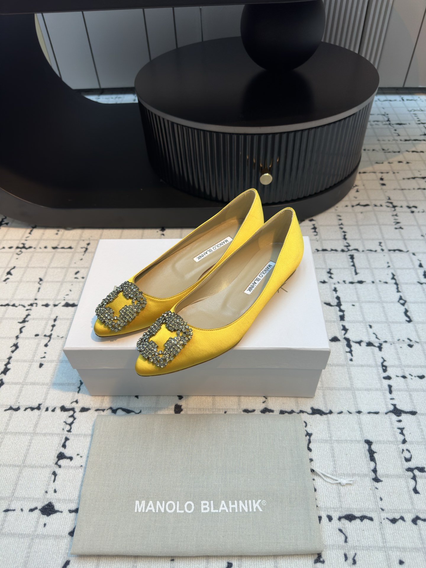 Manolo Blahnik: Custom Silk Shoes with Quality and Precision - 图片 3