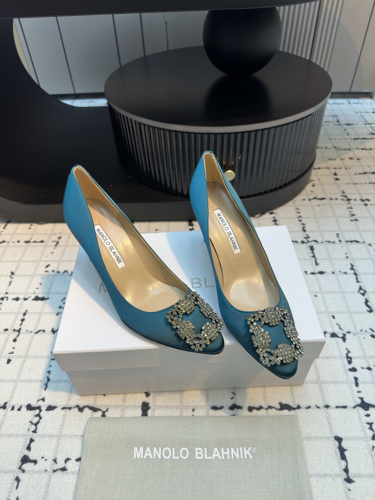 Manolo Blahnik: Custom-made Luxury Shoes with Italian Top Skin and Silk Fabric - 图片 5