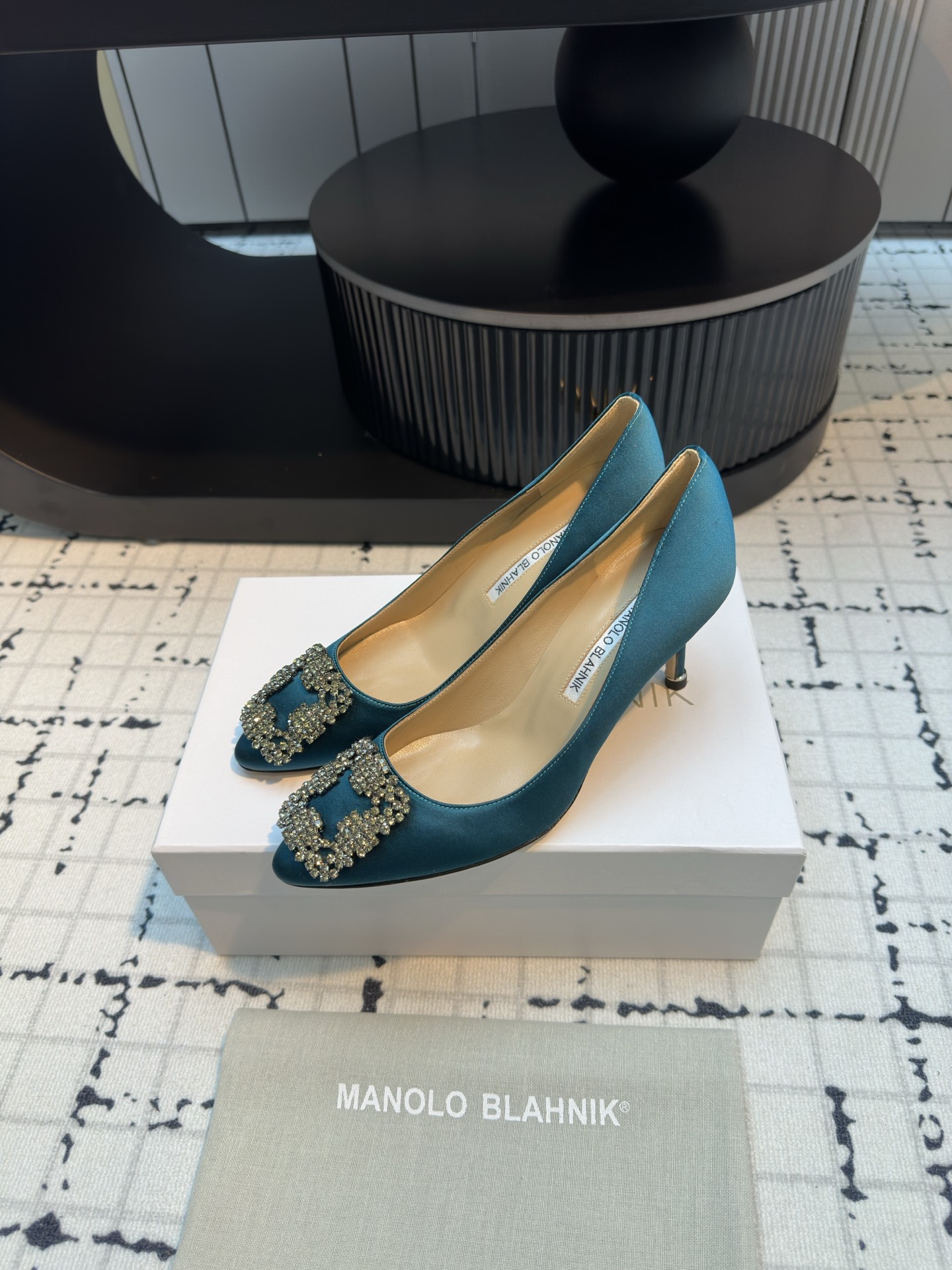 Manolo Blahnik: Custom-made Luxury Shoes with Italian Top Skin and Silk Fabric - 图片 2
