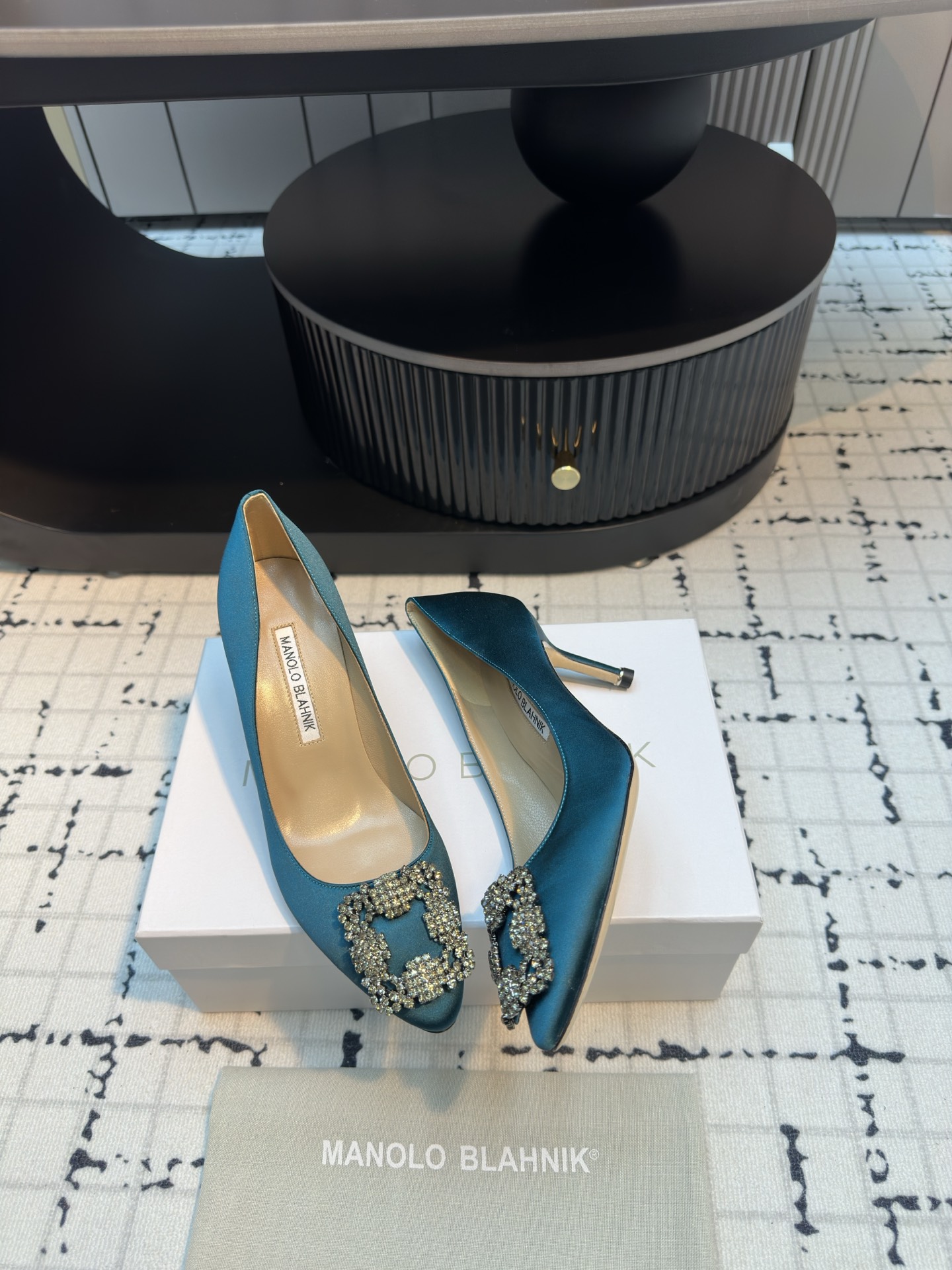 Manolo Blahnik: Custom-made Luxury Shoes with Italian Top Skin and Silk Fabric - 图片 4