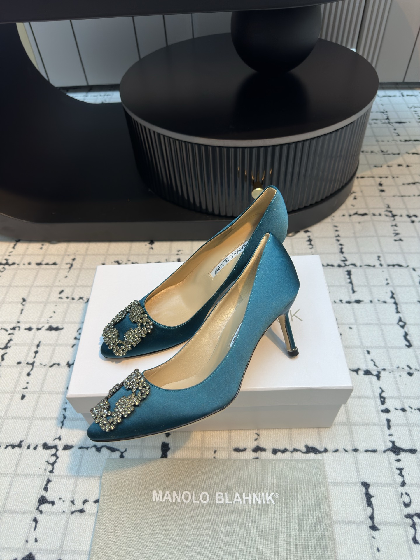 Manolo Blahnik: Custom-made Luxury Shoes with Italian Top Skin and Silk Fabric - 图片 3