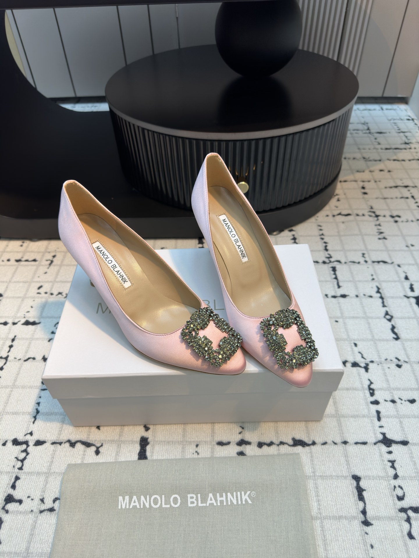 Manolo Blahnik: Custom Silk Shoes with Italian Top Skin Quality - 图片 5