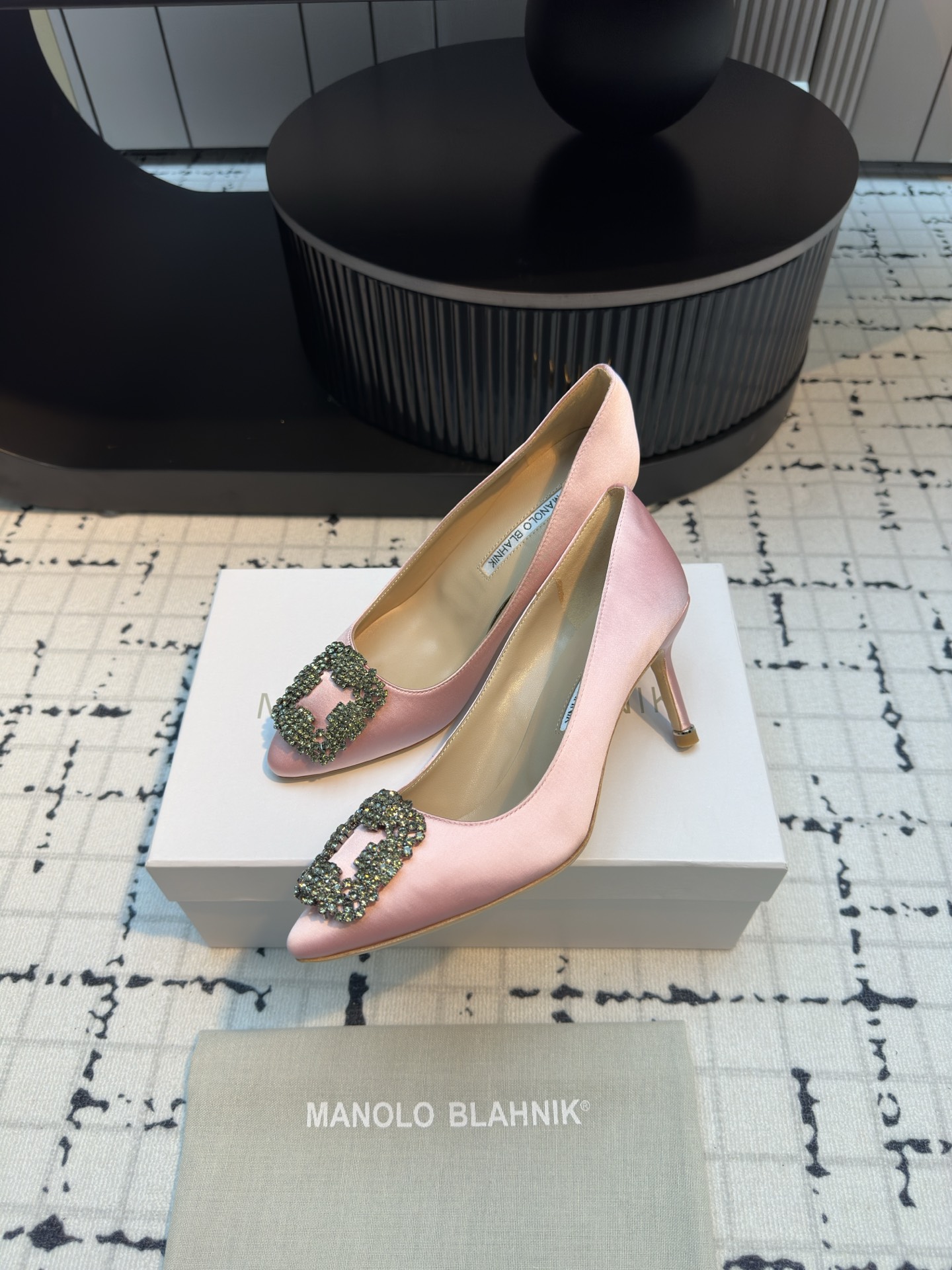 Manolo Blahnik: Custom Silk Shoes with Italian Top Skin Quality - 图片 3
