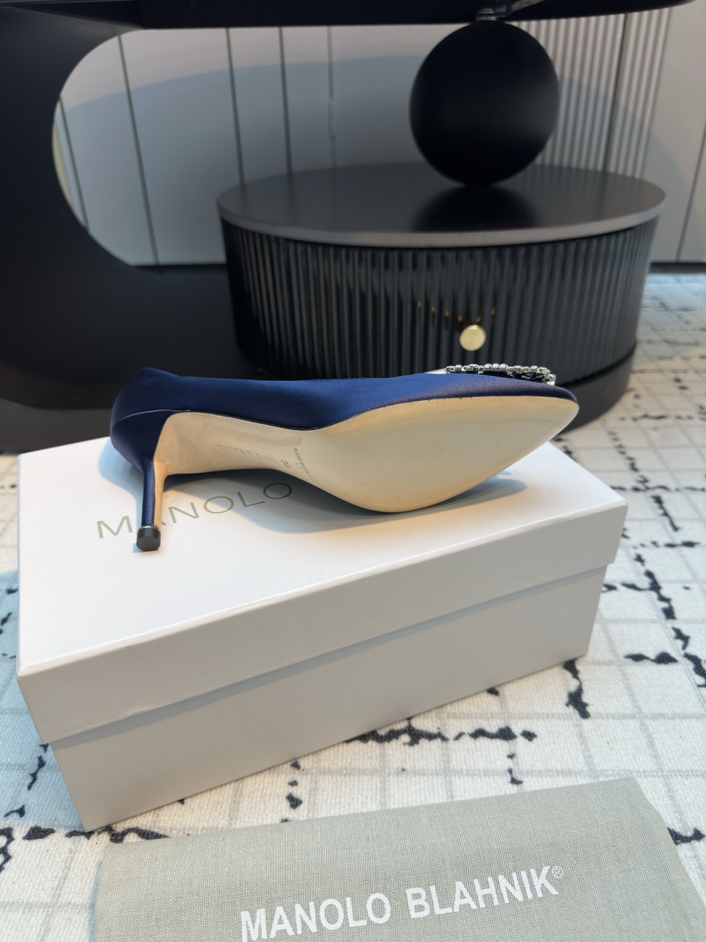 Manolo Blahnik: Customized High-Quality Silk Shoes from Italy - 图片 7