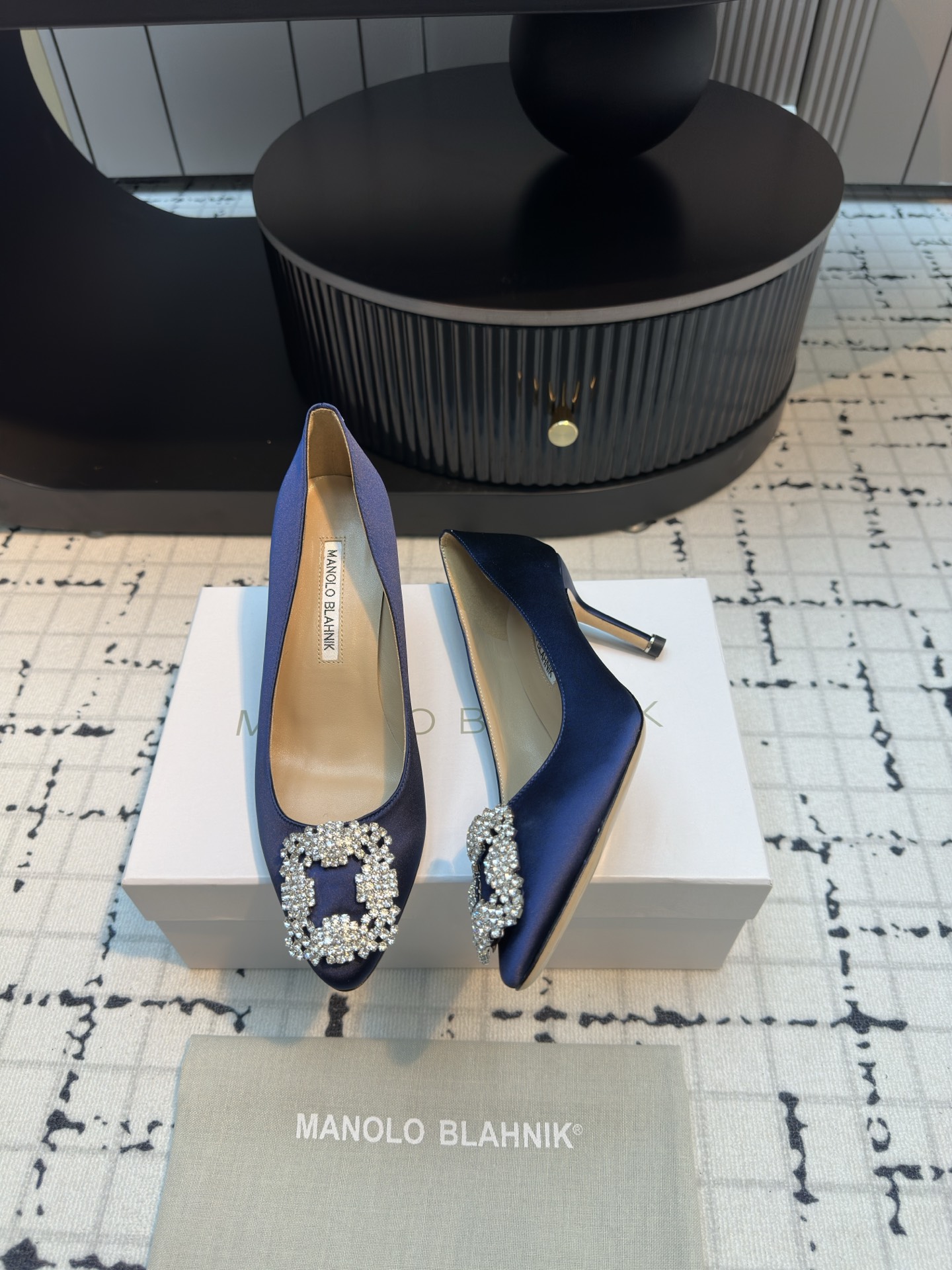 Manolo Blahnik: Customized High-Quality Silk Shoes from Italy - 图片 5