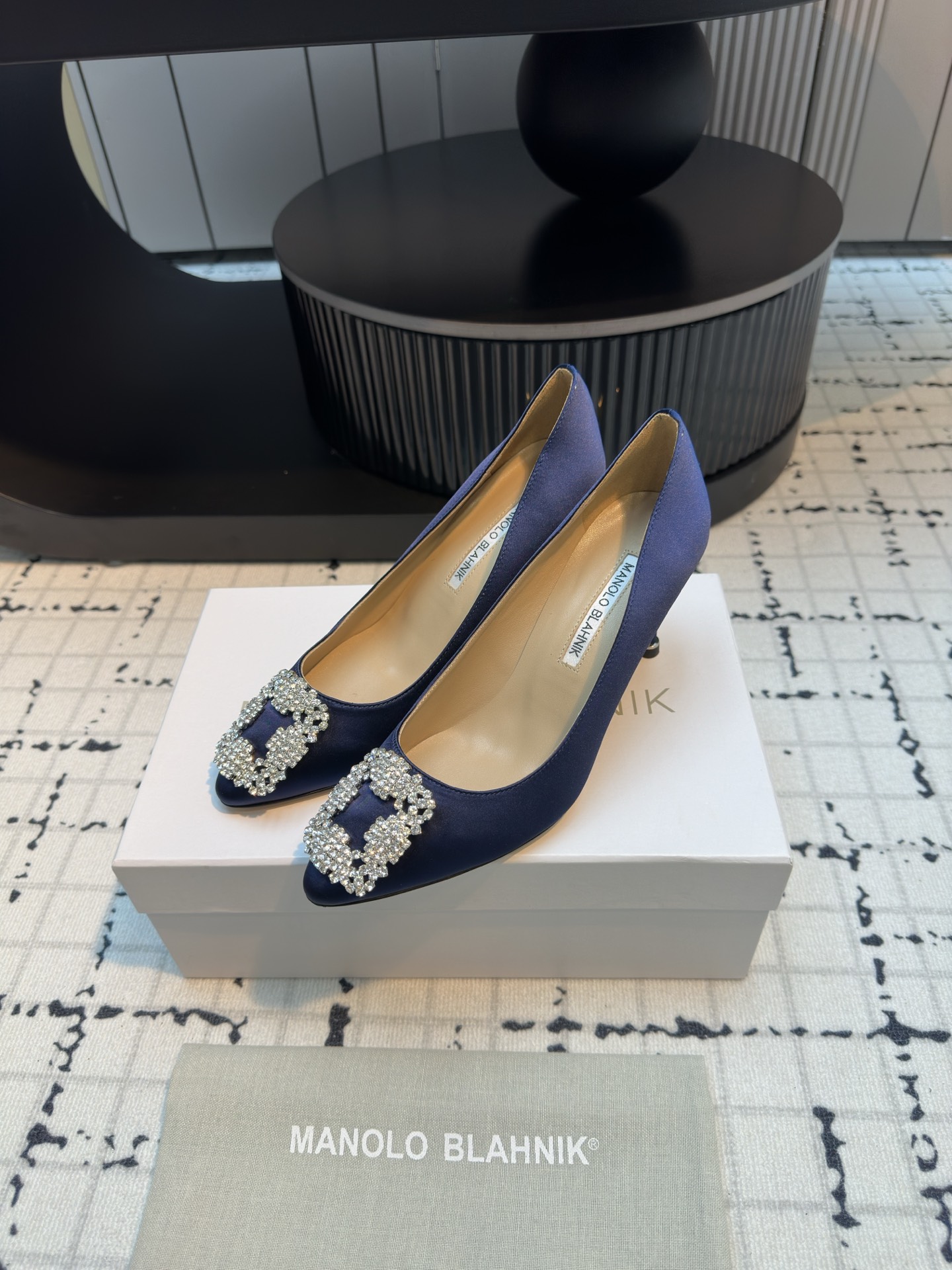 Manolo Blahnik: Customized High-Quality Silk Shoes from Italy - 图片 3