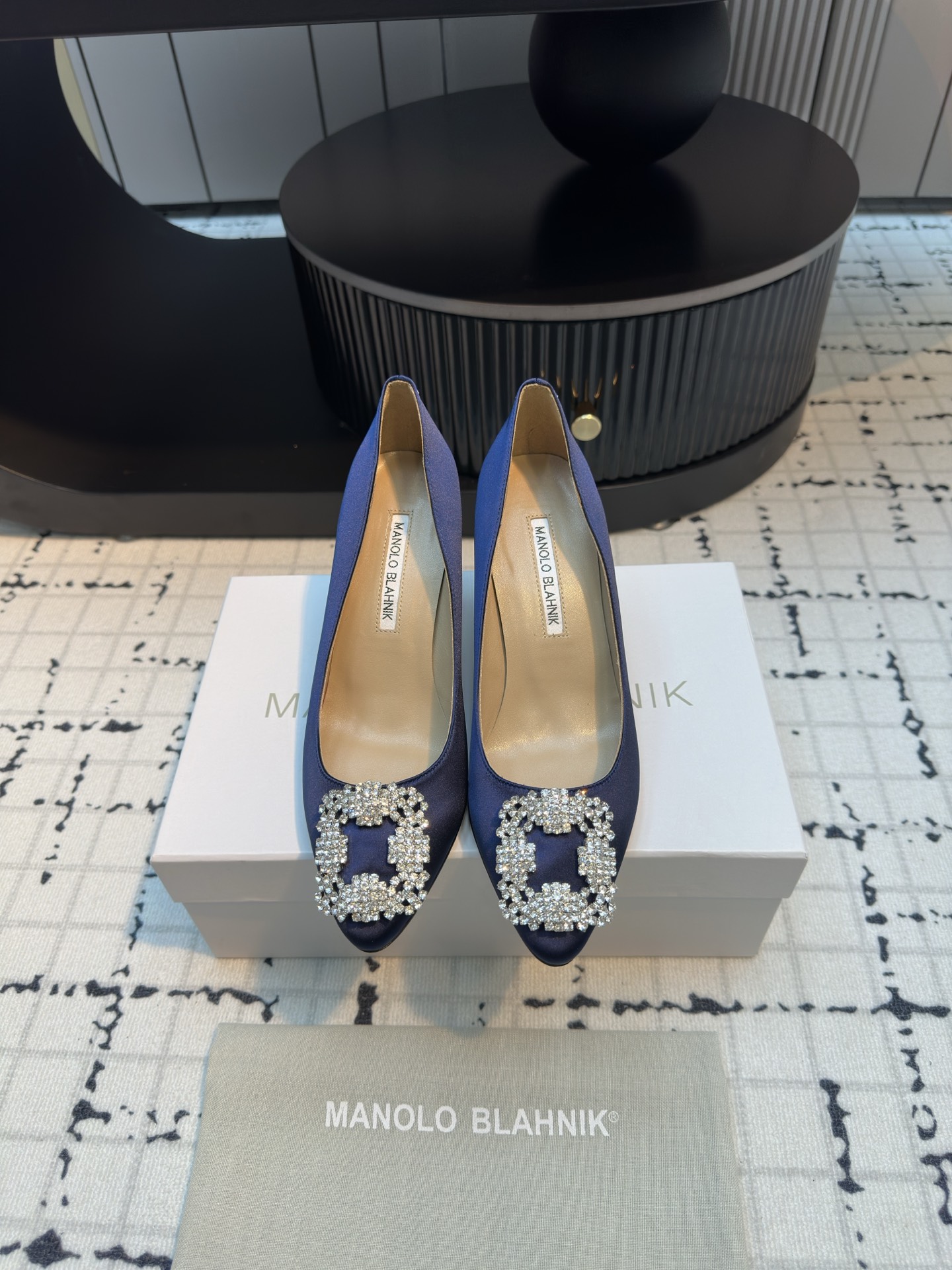 NO:465101,Manolo Blahnik Yongjing Heng classic snowflake diamond buckle silk high heels!  One of the first choices for wedding shoes!  All kinds of banquets will never go wrong, and you will be very happy!  A must-have pair of shoes for Manolo Blanik!  Women are the queen. The shoes of women are the 'noble' among high heels. They are called the king of shoes. They are like a nobleman, elegant, classical and perfect, and seem to have a sense of nobility in their bones. Their ace high heels are the Manolo Blahnik Hangisi, known as 'dream'. They also have the reputation of wedding shoes. When they get married, the eye-catching effect can not only make the bride stand out from all sides, but also be comfortable to wear. Hangisi, marked by the luxurious crystal square buckle on the tip of the shoe, the leather is the most comfortable goatskin in the shoes, which is soft and not polished. The heel is not put into the iron core like traditional high heels, which weakens the pain of a woman's heels, and still maintains the center of gravity. In addition, the royal blue silk satin upper and the streamlined design further highlight the elegance and elegance of a woman!  Heel height 2cm 5cm 7cm 10cm Size number 34/42 (34.40.41.42 custom made without return or replacement), high heels, manolo blahnik, high heels, sheepskin, real silk19860909Manolo Blahnik永经恒典款雪花钻扣真丝高跟鞋！ 婚鞋首选之一！各种宴会永不出错,轻松出彩！ Manolo Blanik 必有的一双鞋！女人就是女王 MB 的鞋是高跟鞋中的“贵族”,被人们称为鞋王,像一个贵族,高雅大方、古典完美,好像骨子里都透出一股高贵.它们家的王牌高跟鞋莫过于这双有“梦幻”之称的Manolo Blahnik Hangisi. 它又有婚礼鞋的美誉,穿它结婚,足有点睛的效果既能让新娘艳压四方,又要穿的舒服. 以鞋尖上的奢华水晶方扣为标志的Hangisi,皮料是鞋类最舒适的山羊皮,柔软不磨脚.鞋跟并没有像传统高跟鞋那样放进铁芯支撑,弱化女人脚跟的疼痛感,还依旧保持重心稳定,再加上宝蓝色的真丝缎鞋面,流线型设计,更加衬托出女人的优雅大方！ 跟高2cm 5cm 7cm 10cm 码数34/42（34.40.41.42定做不退不换）,高跟鞋,manolo blahnik,high heels,sheepskin,real silk,Women's Shoes