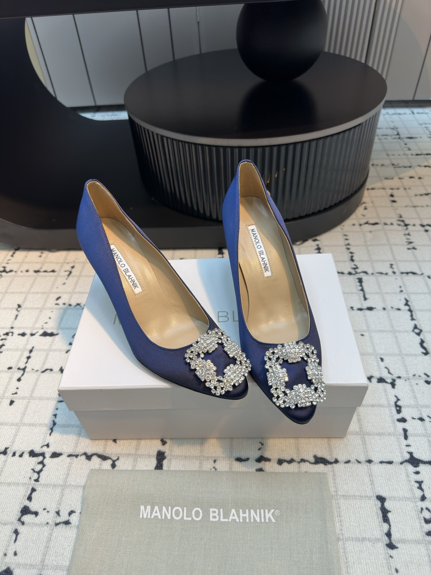 Manolo Blahnik: Customized High-Quality Silk Shoes from Italy - 图片 4