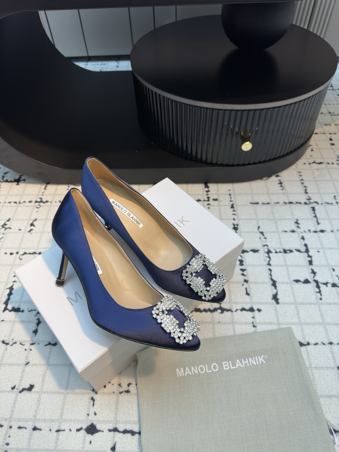 Manolo Blahnik: Customized High-Quality Silk Shoes from Italy - 图片 2