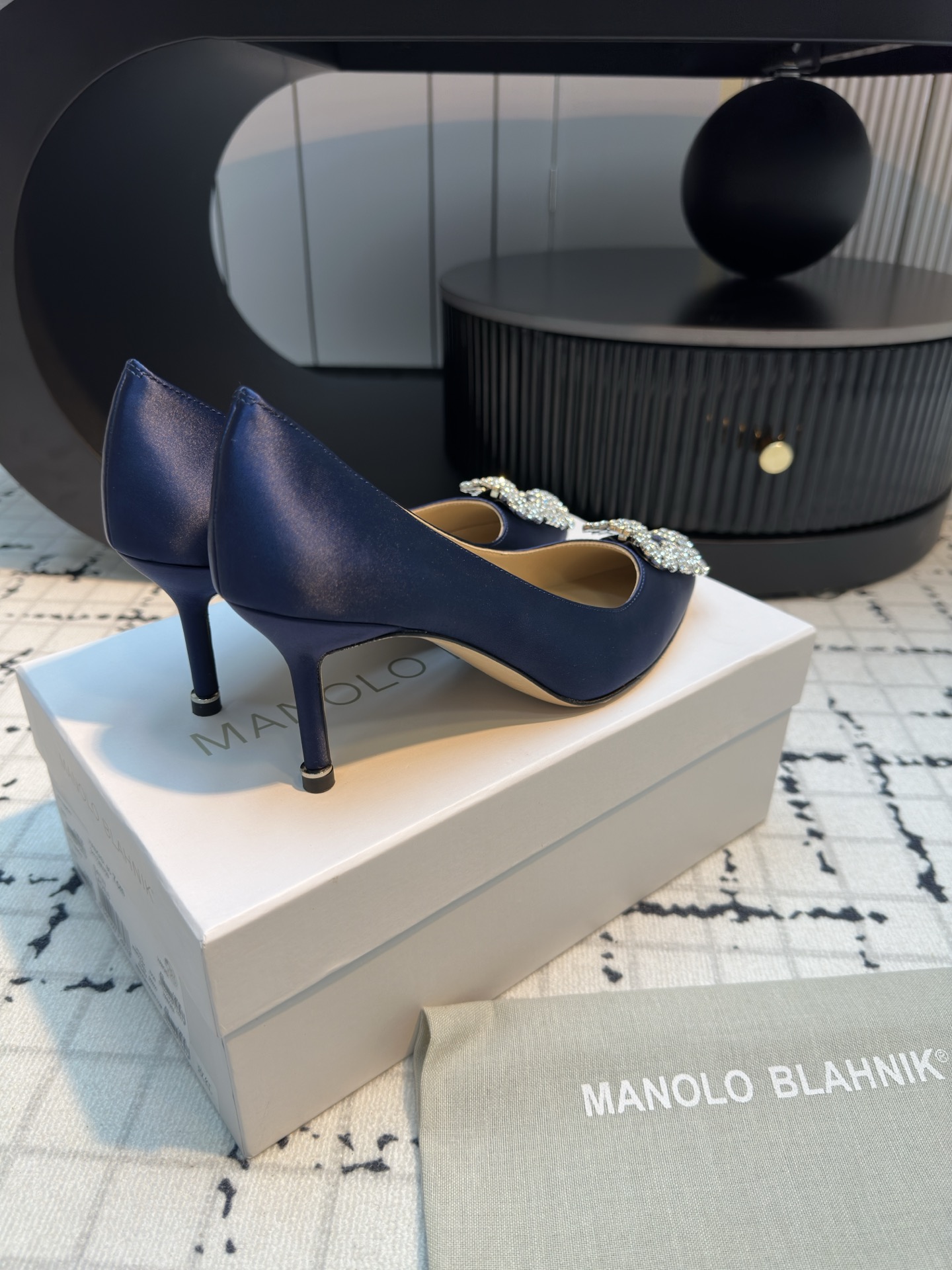 Manolo Blahnik: Customized High-Quality Silk Shoes from Italy - 图片 6