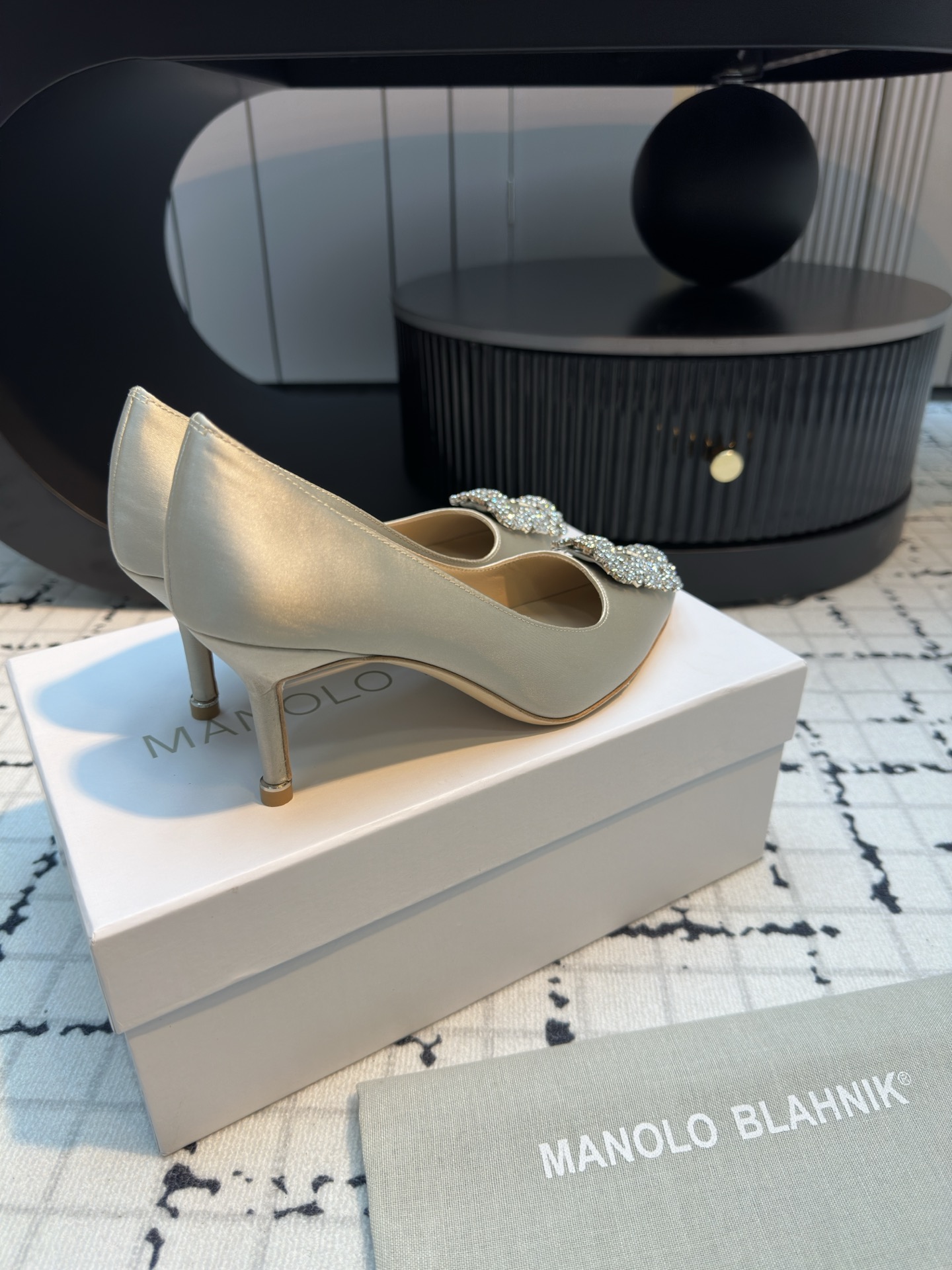 Manolo Blahnik: Premium Quality Custom Shoes with Silk Fabric and Italian Leather - 图片 6