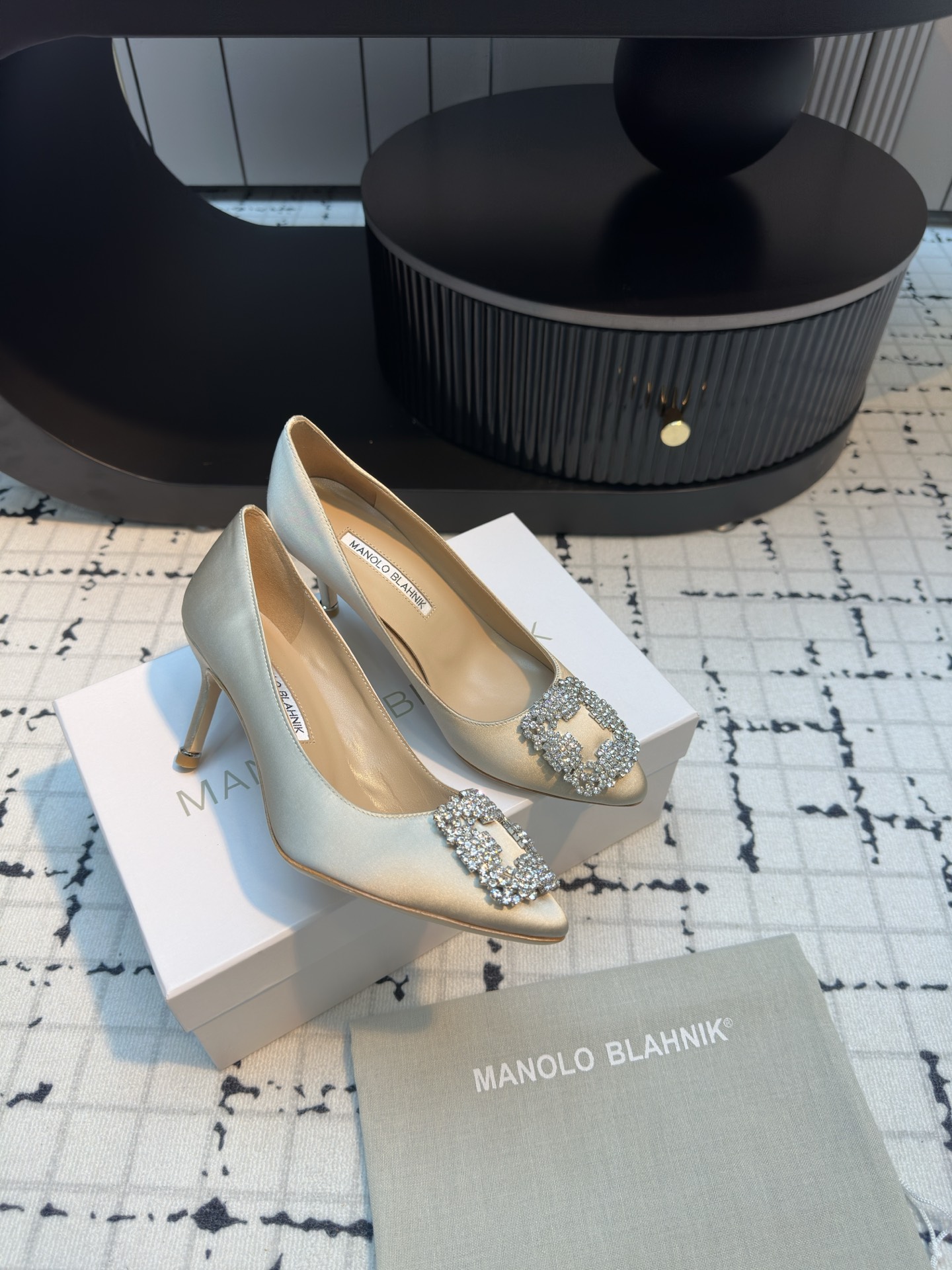 Manolo Blahnik: Premium Quality Custom Shoes with Silk Fabric and Italian Leather - 图片 4