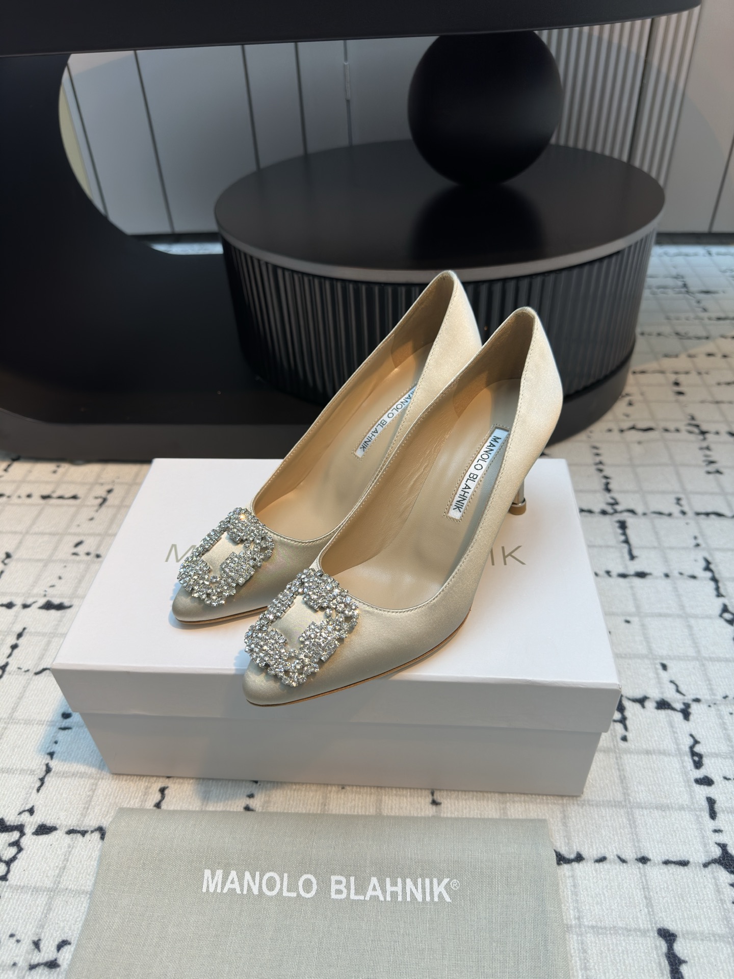 Manolo Blahnik: Premium Quality Custom Shoes with Silk Fabric and Italian Leather - 图片 2