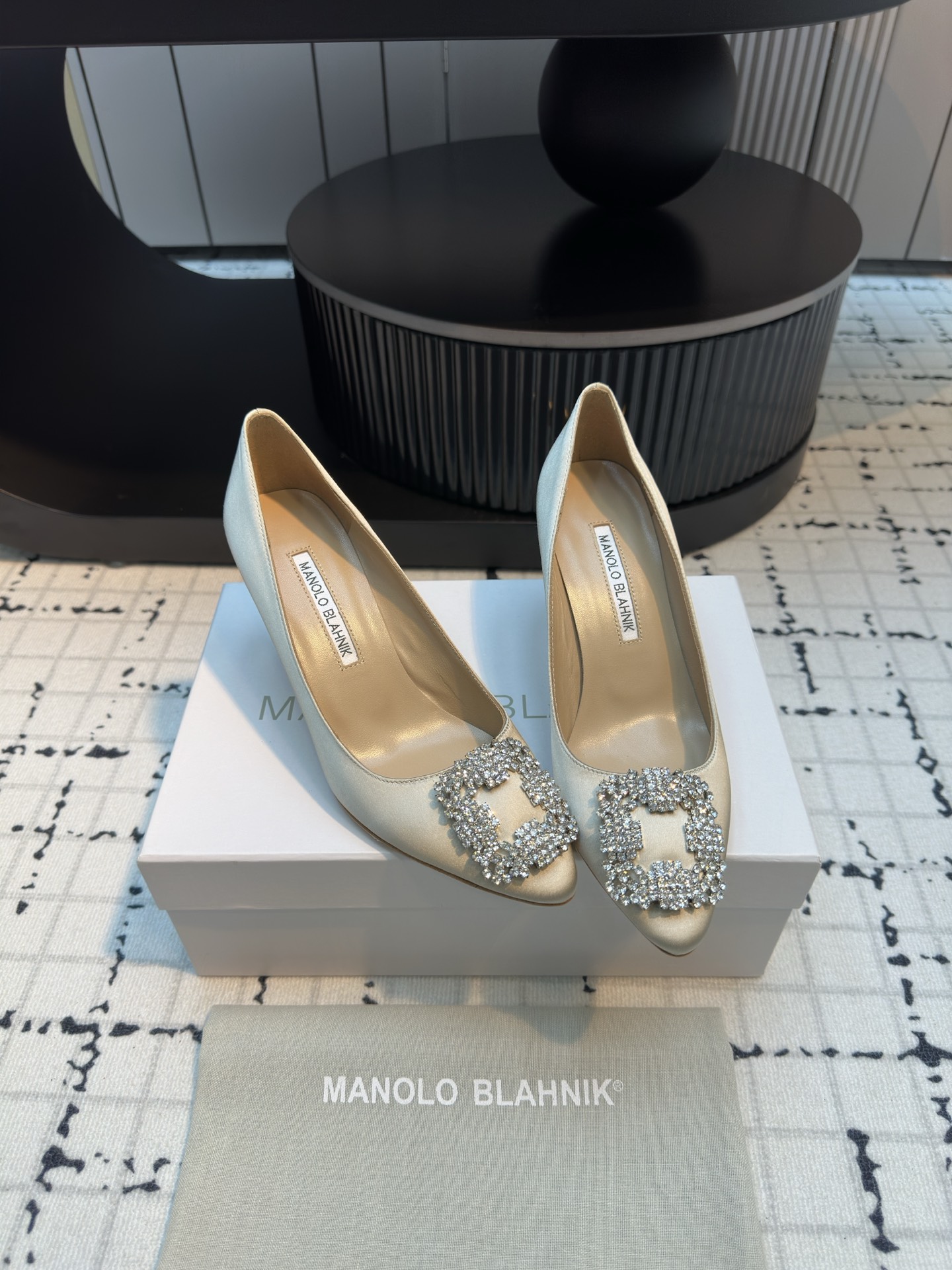 Manolo Blahnik: Premium Quality Custom Shoes with Silk Fabric and Italian Leather - 图片 3
