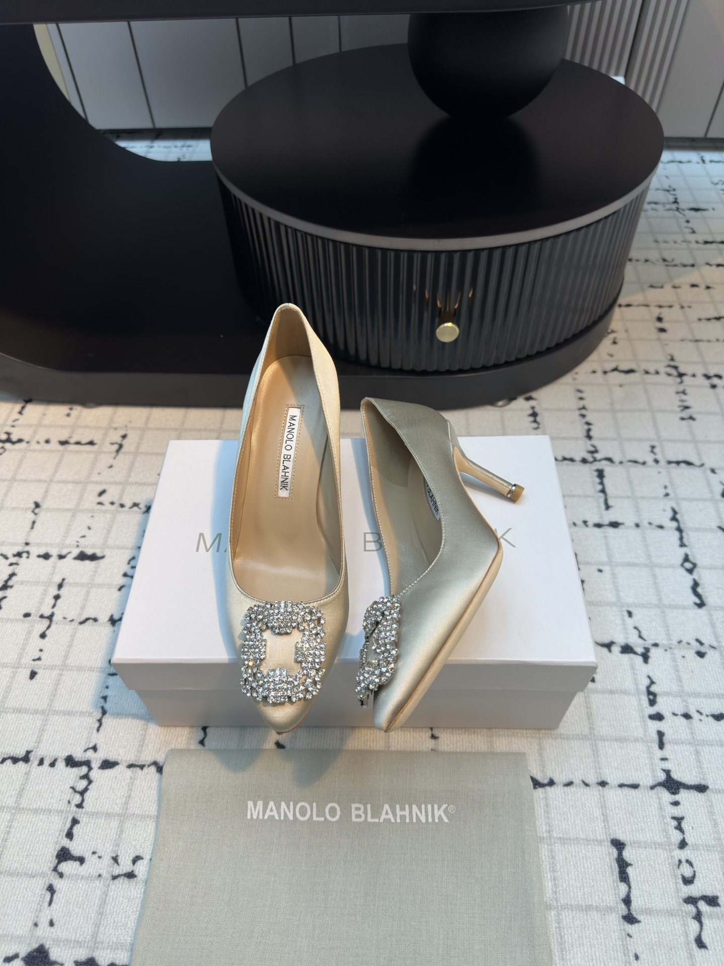 Manolo Blahnik: Premium Quality Custom Shoes with Silk Fabric and Italian Leather - 图片 5