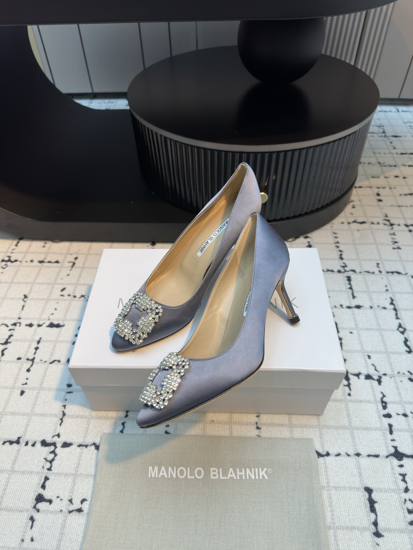 Manolo Blahnik’s Custom Silk Shoes: Quality and Perfection in Every Detail. - 图片 5